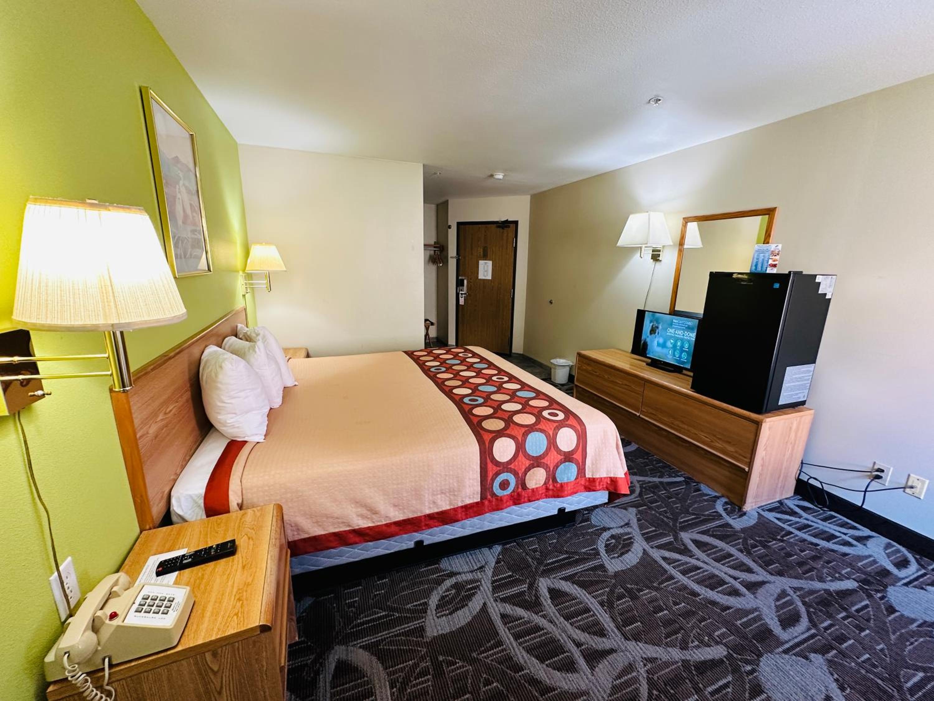 Deluxe King Room photo 1