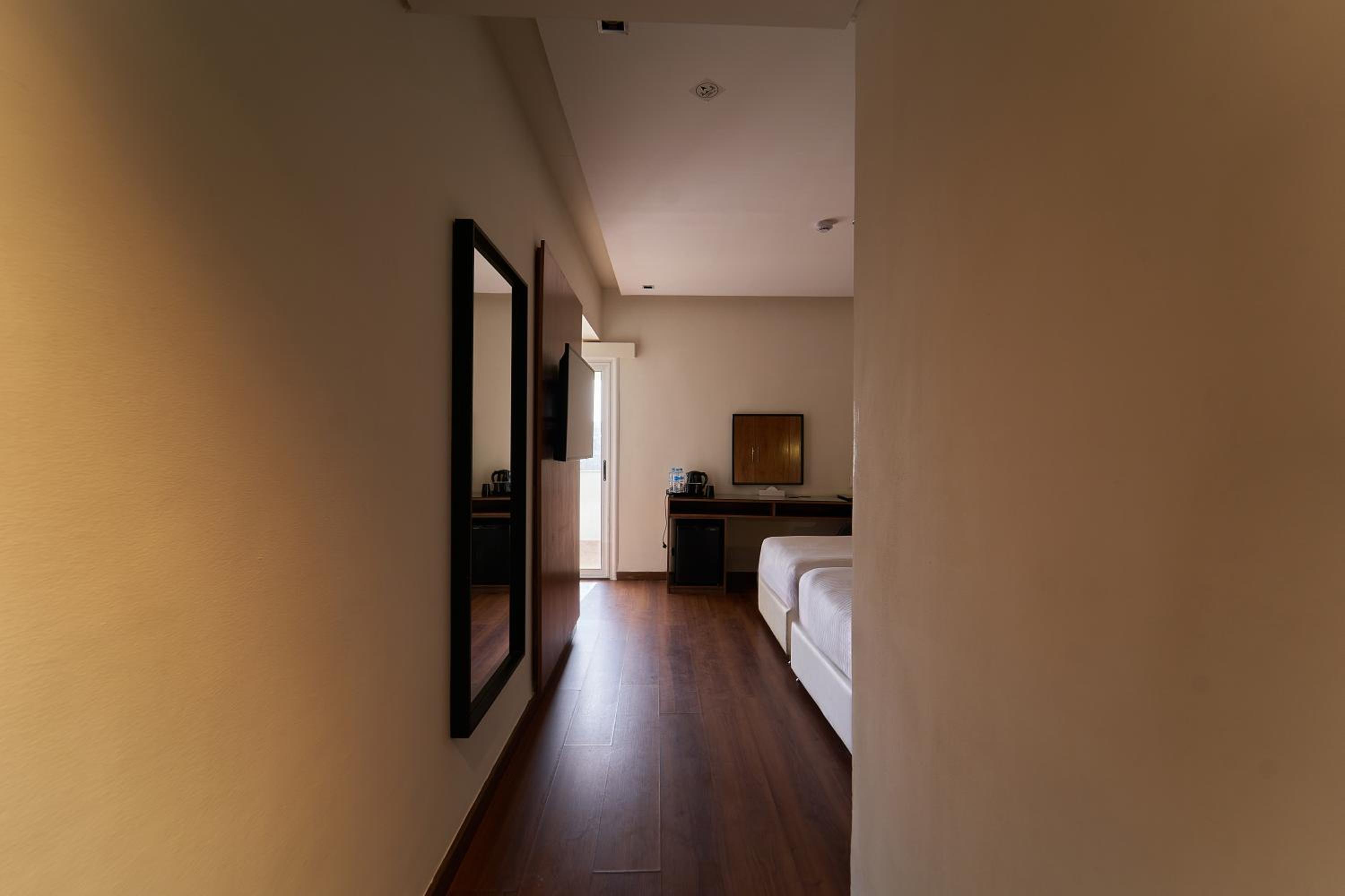 Deluxe Triple Room with Balcony thumbnail 5