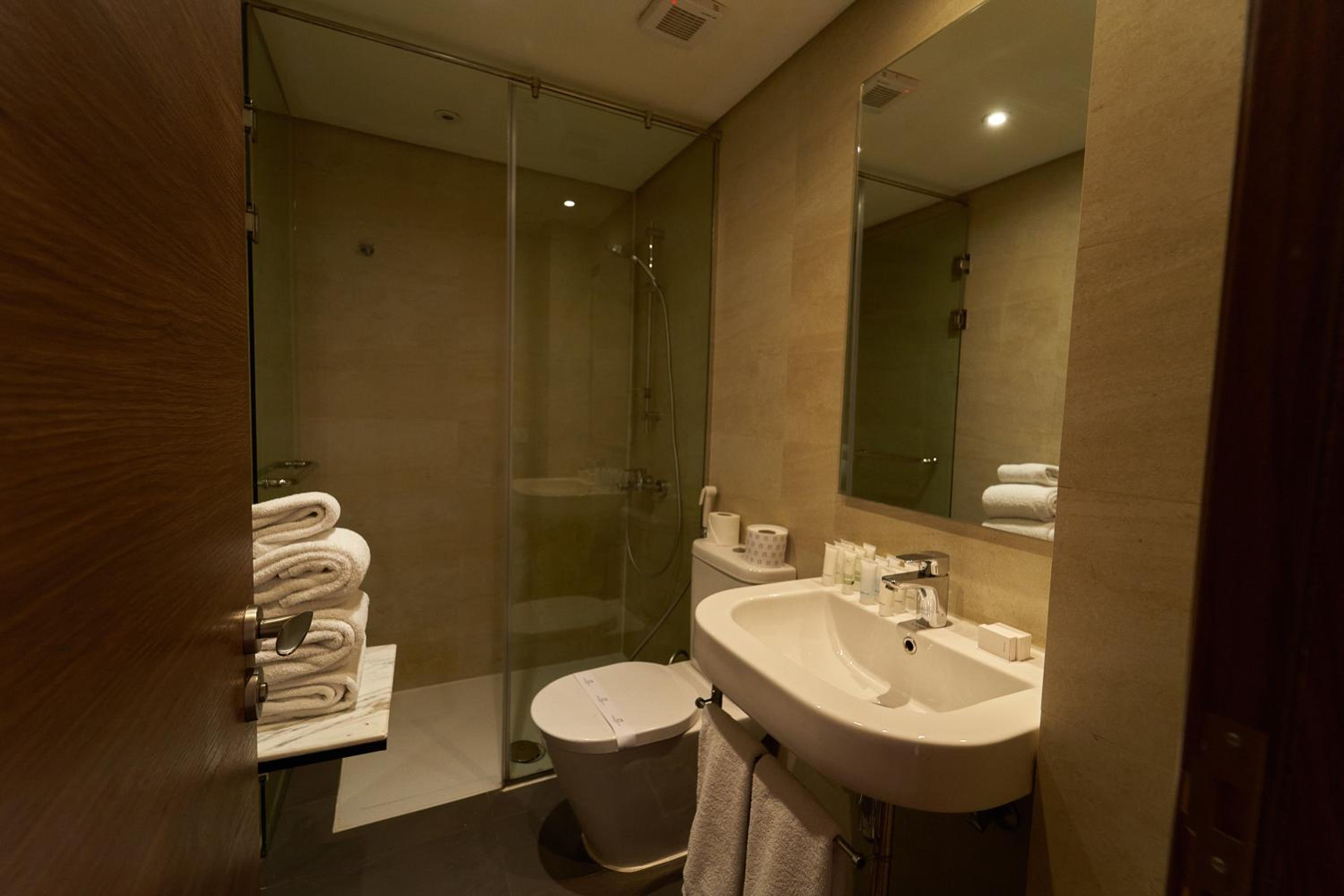 Deluxe Triple Room with Balcony thumbnail 6