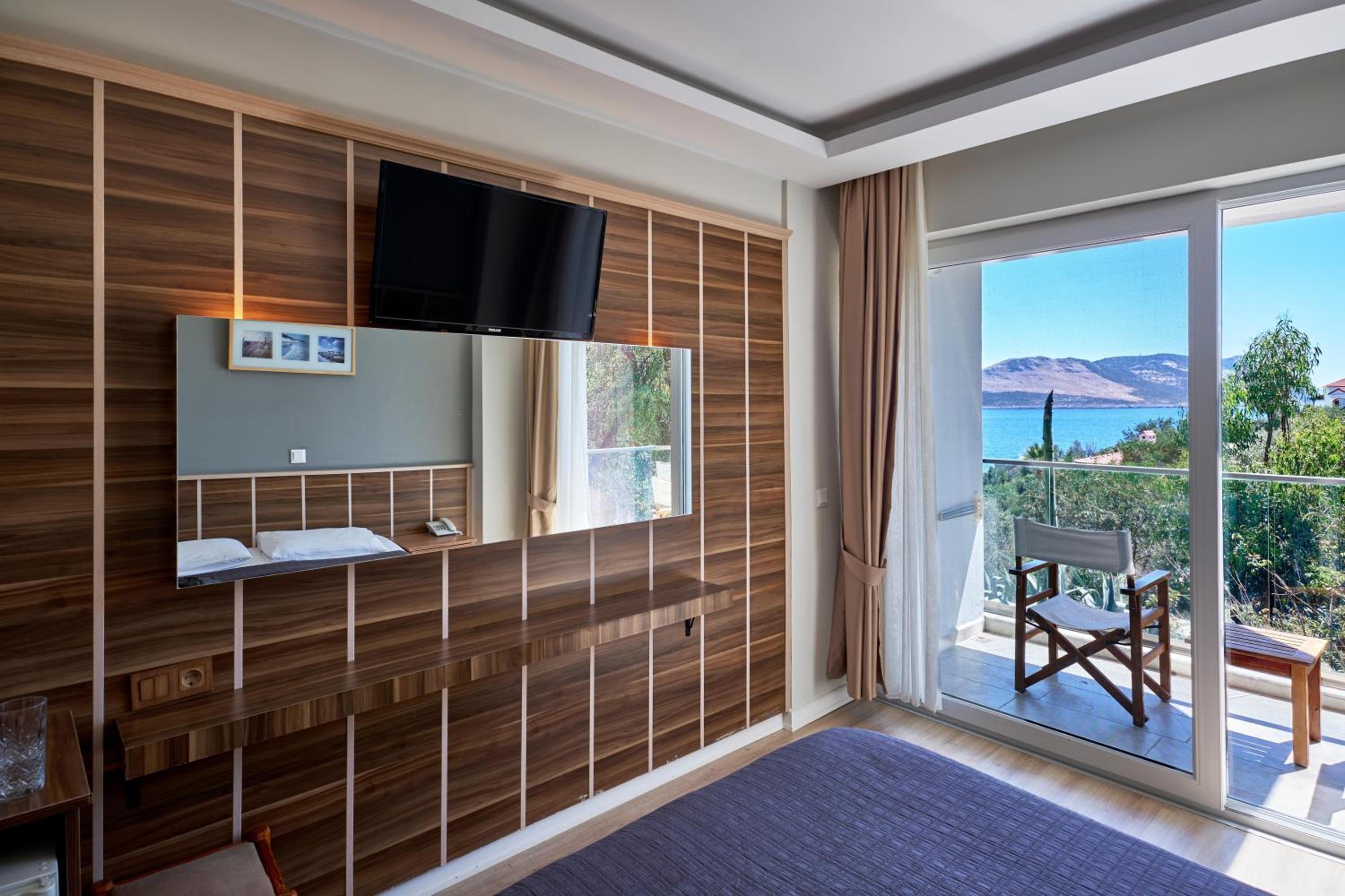 Standard Double Room with Sea View - Photo 2
