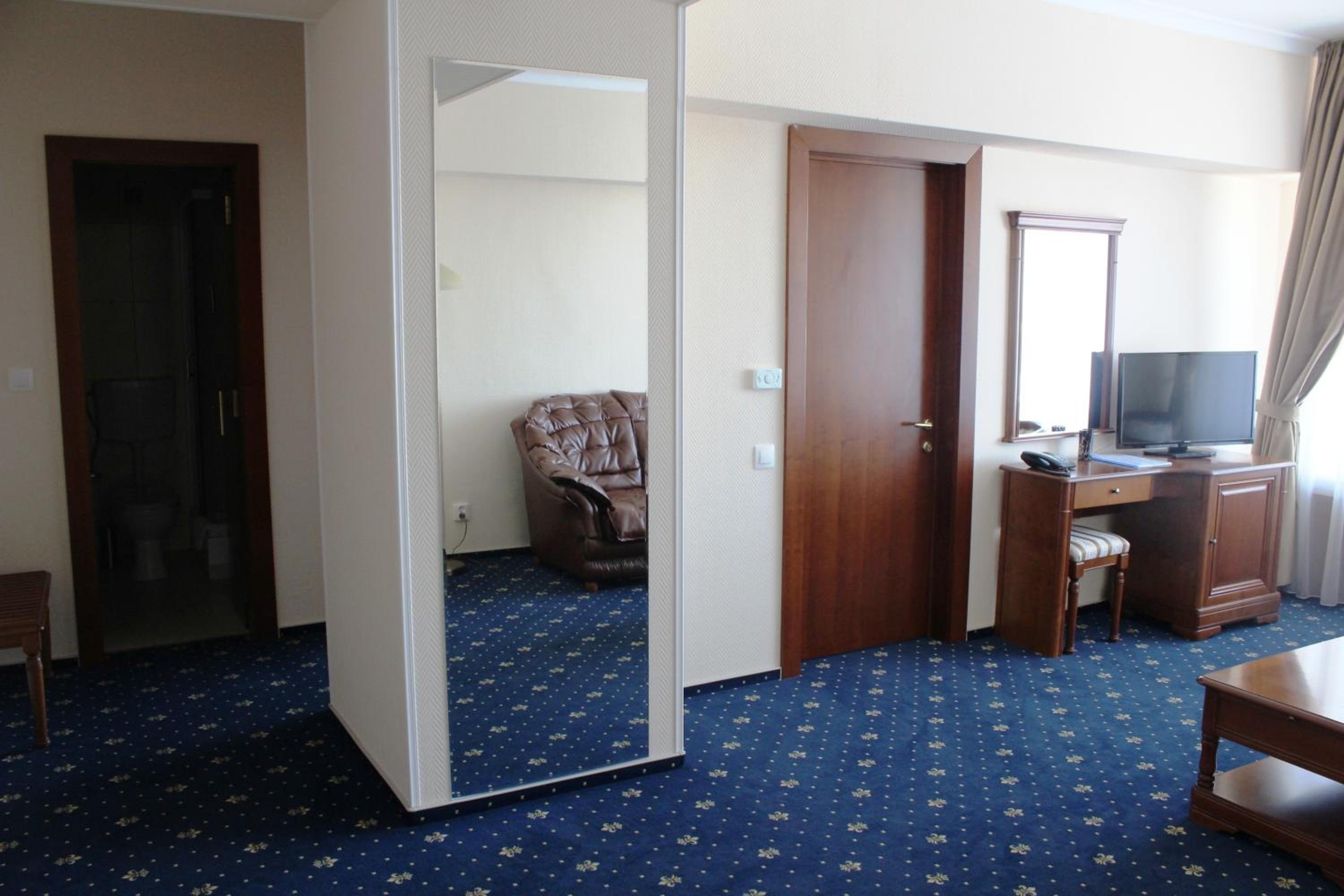 One-Bedroom Suite - Photo 6