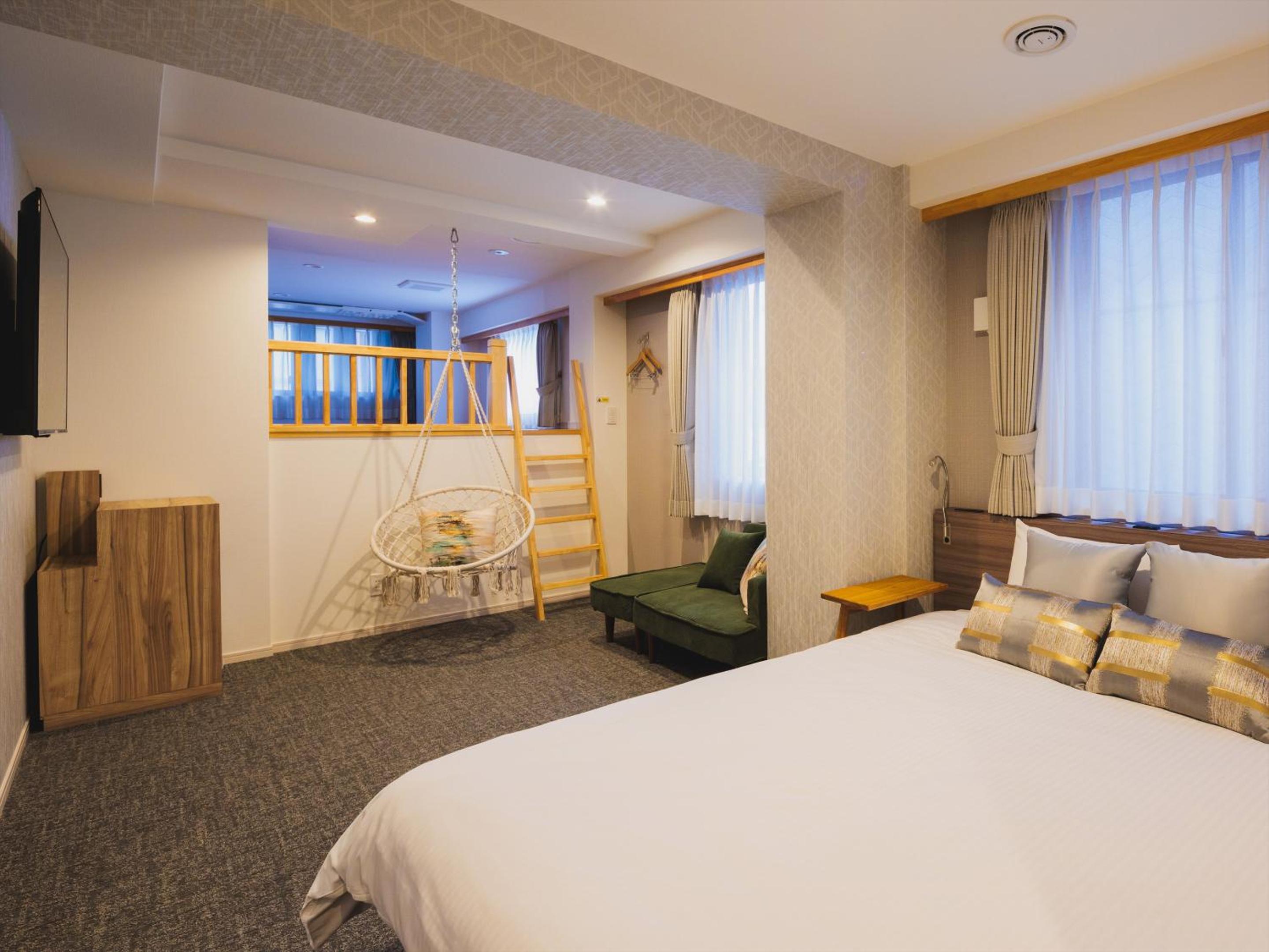 Mezzanine Swing Room