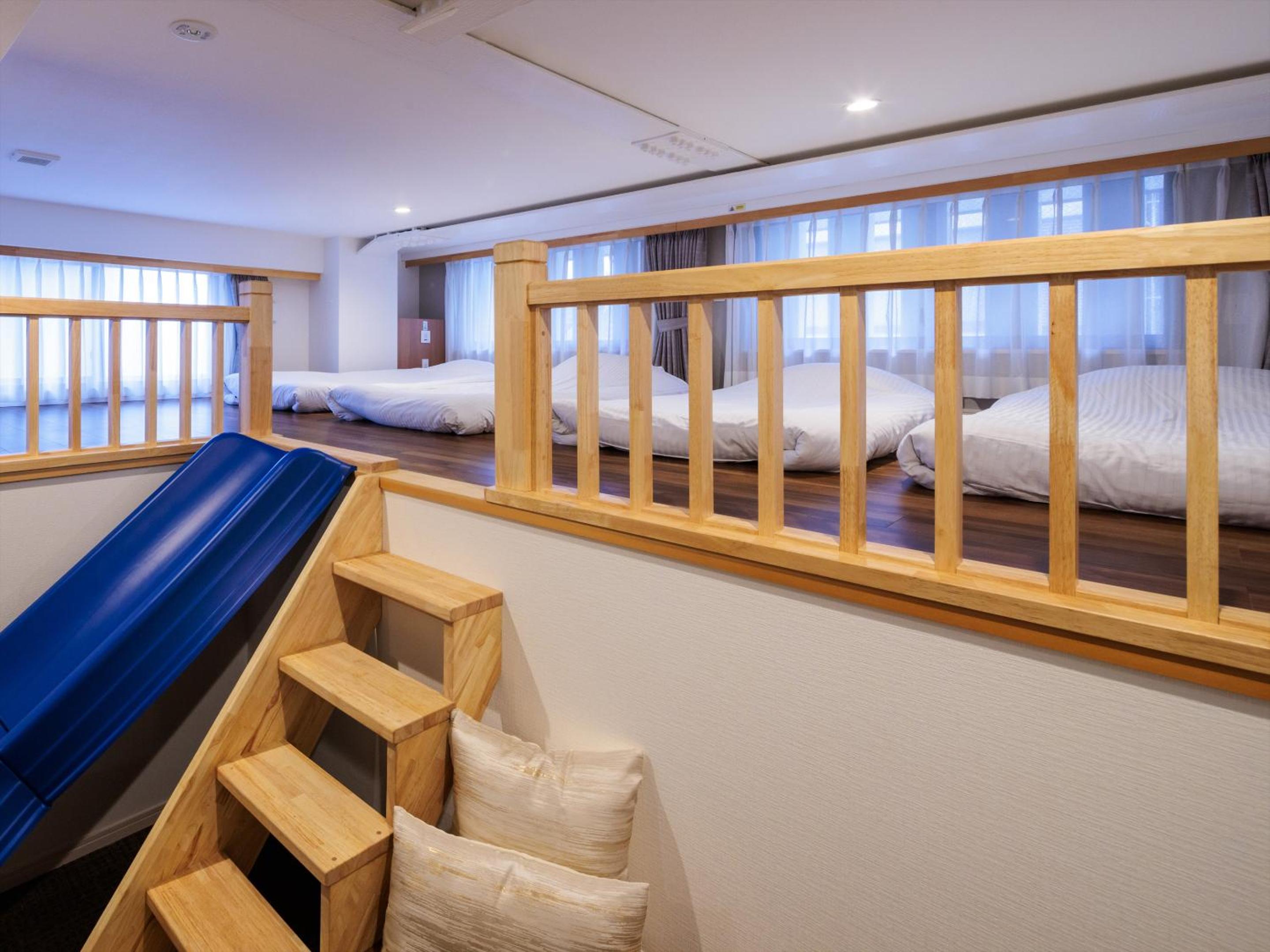 Mezzanine Slider Room