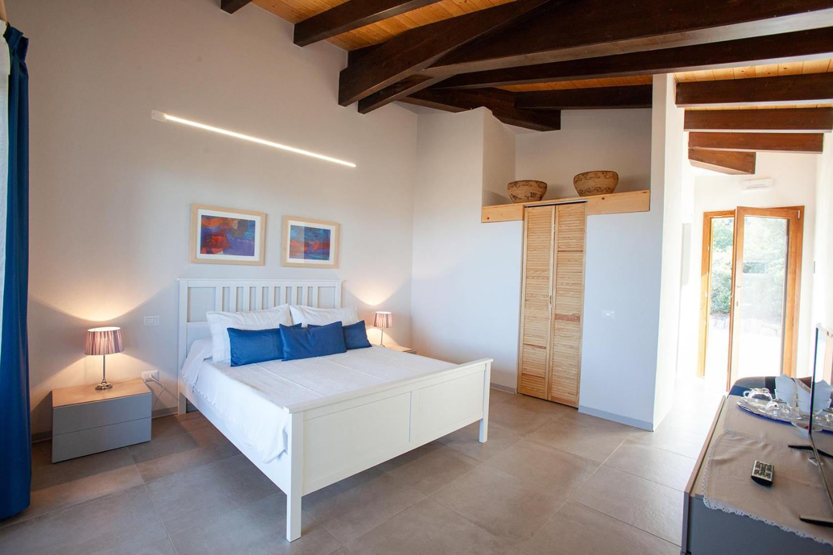 Queen Room with Sea View - Photo 4