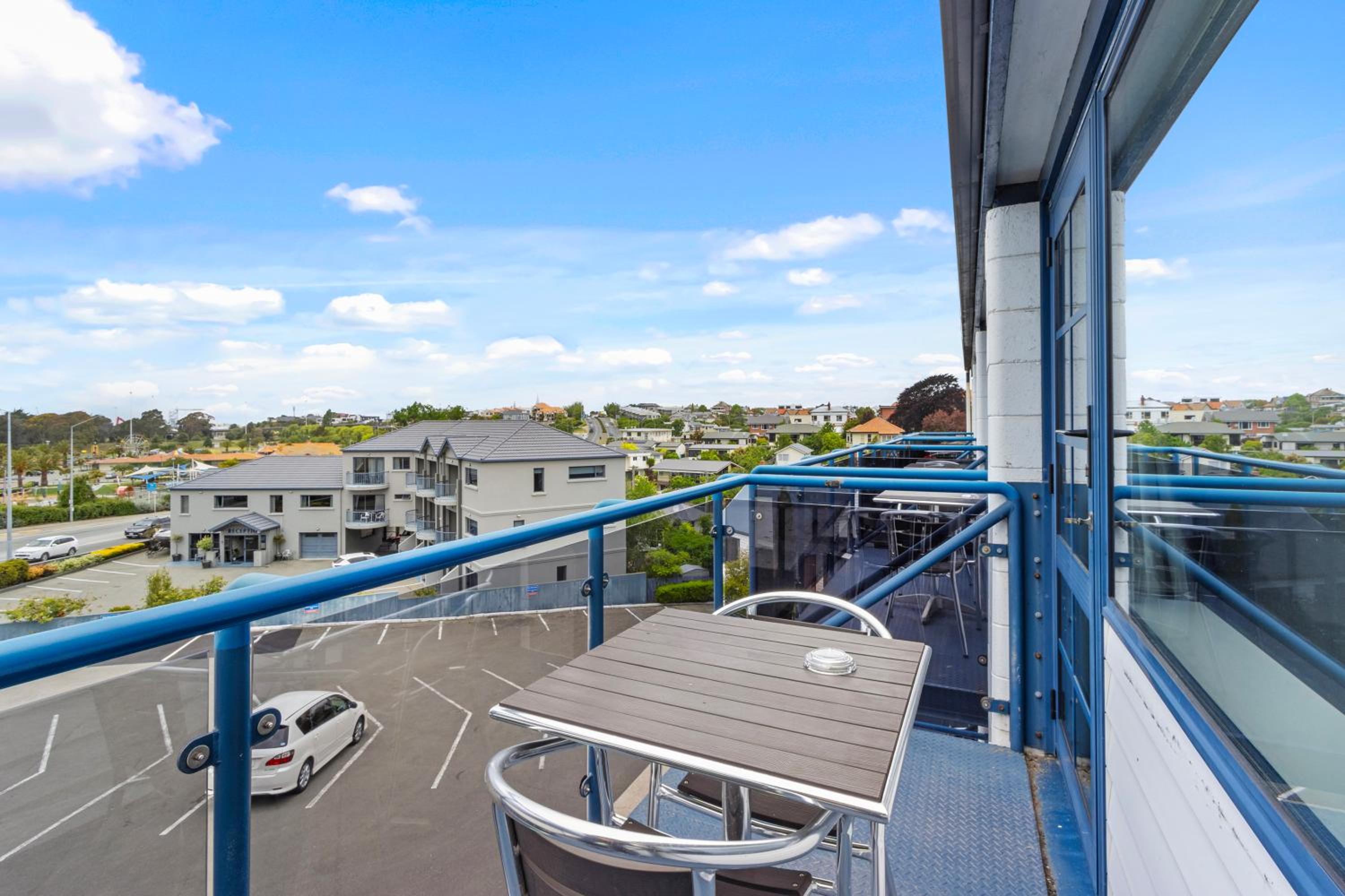 Executive Studio with Balcony - Photo 6