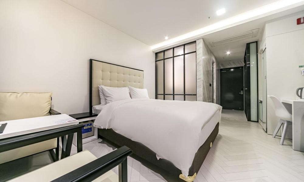 Deluxe Double Room - Photo 29