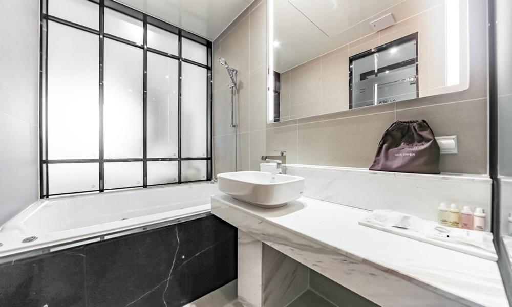 Deluxe Double Room - Photo 18