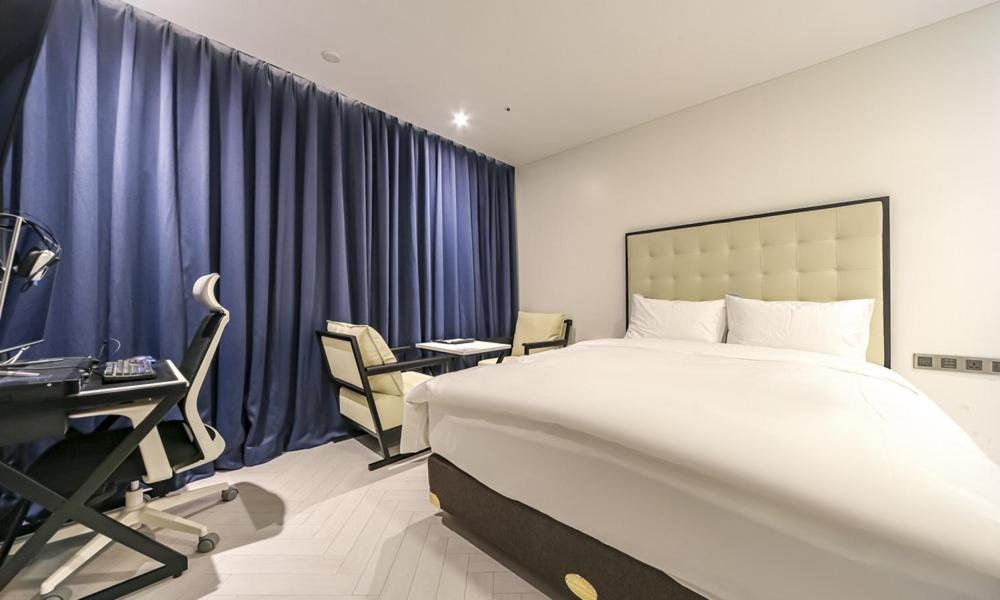 Standard Double Room - Photo 21