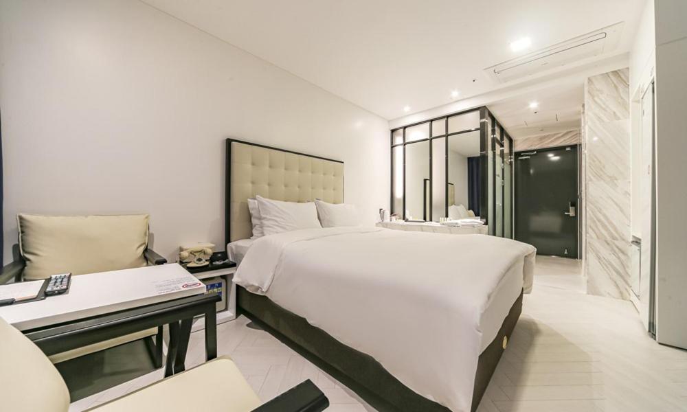 Standard Double Room - Photo 19