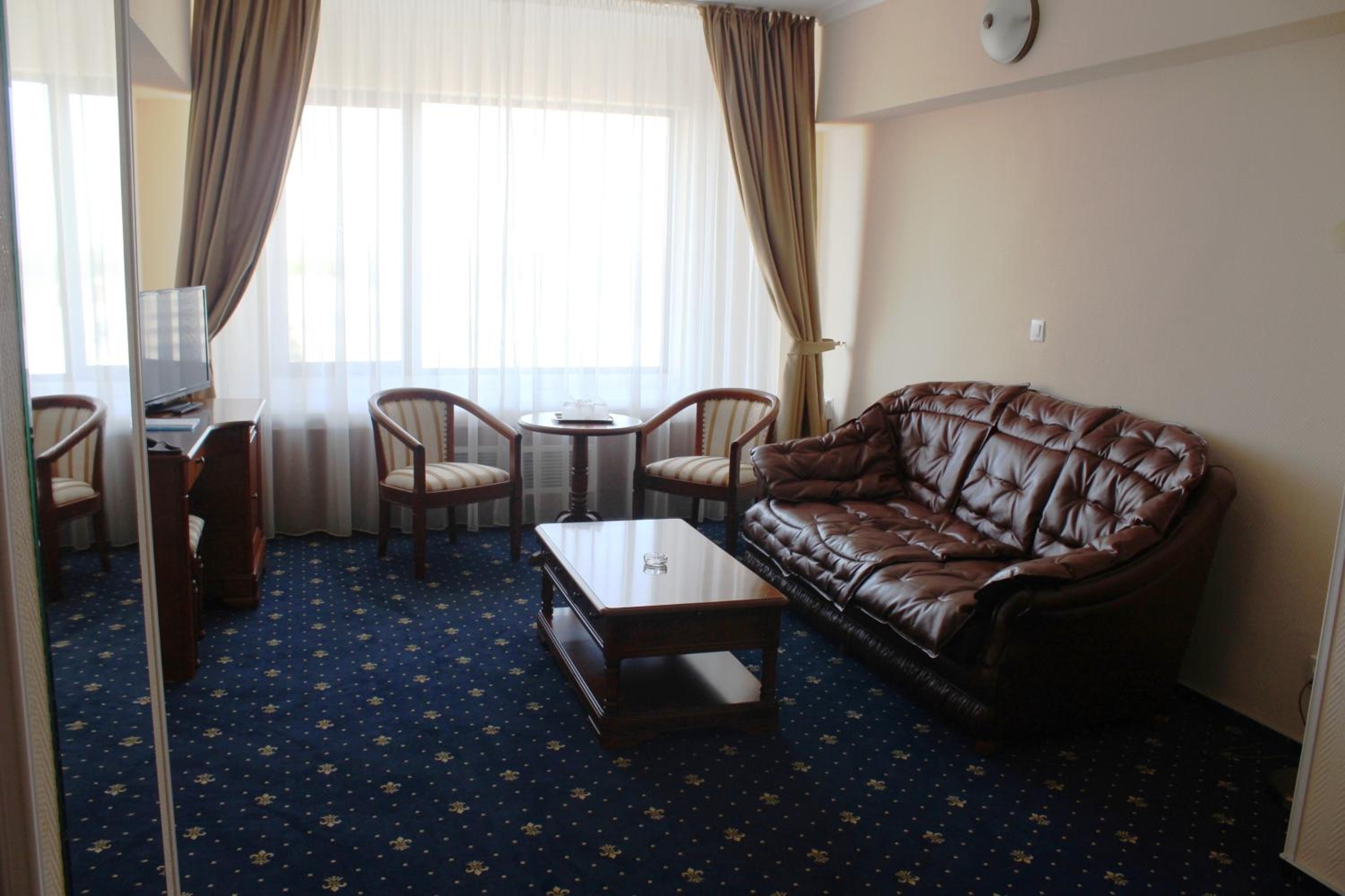 One-Bedroom Suite - Photo 7