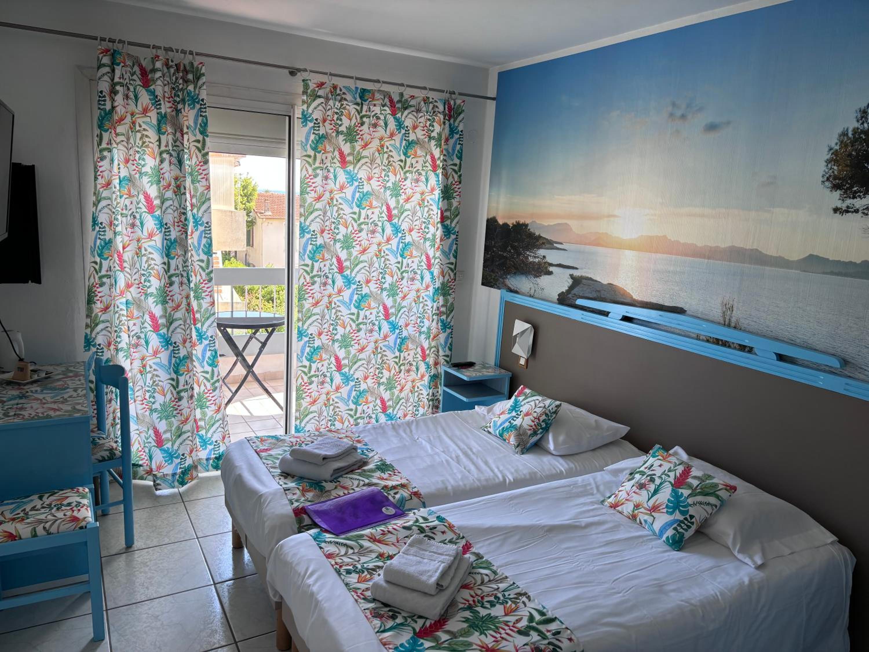 Superior Double or Twin Room with Balcony and Pool View - Photo 8