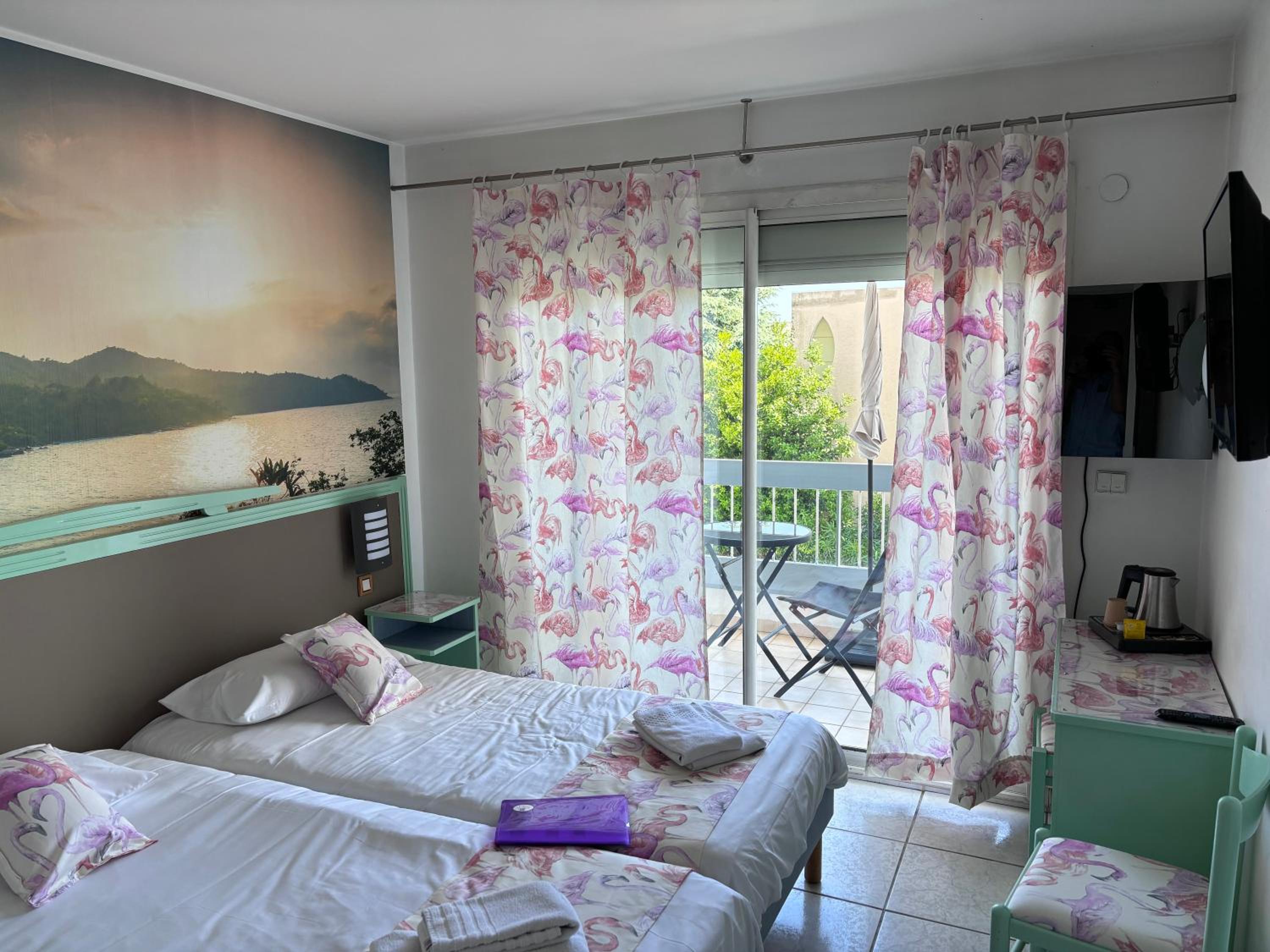 Superior Double or Twin Room with Balcony and Pool View - Photo 7