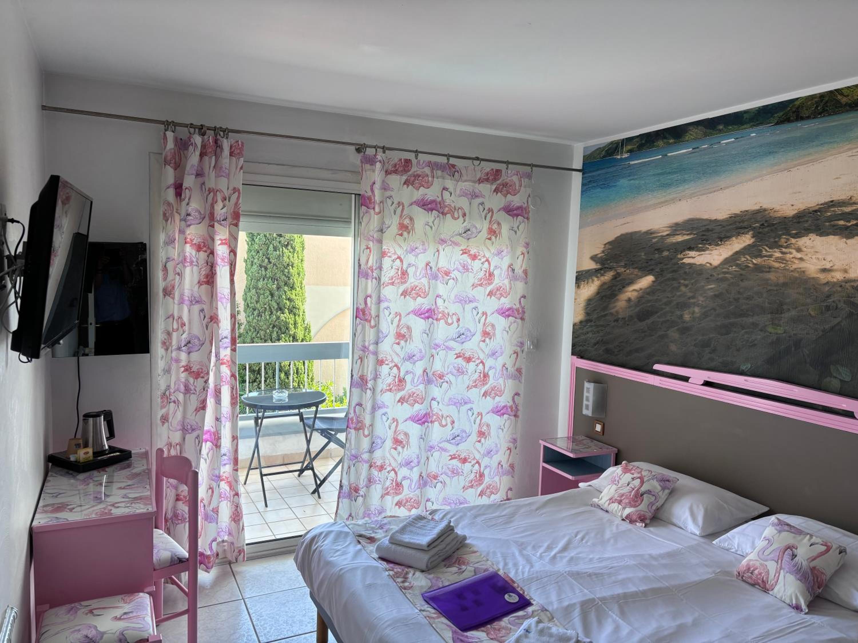 Superior Double or Twin Room with Balcony and Pool View - Photo 9