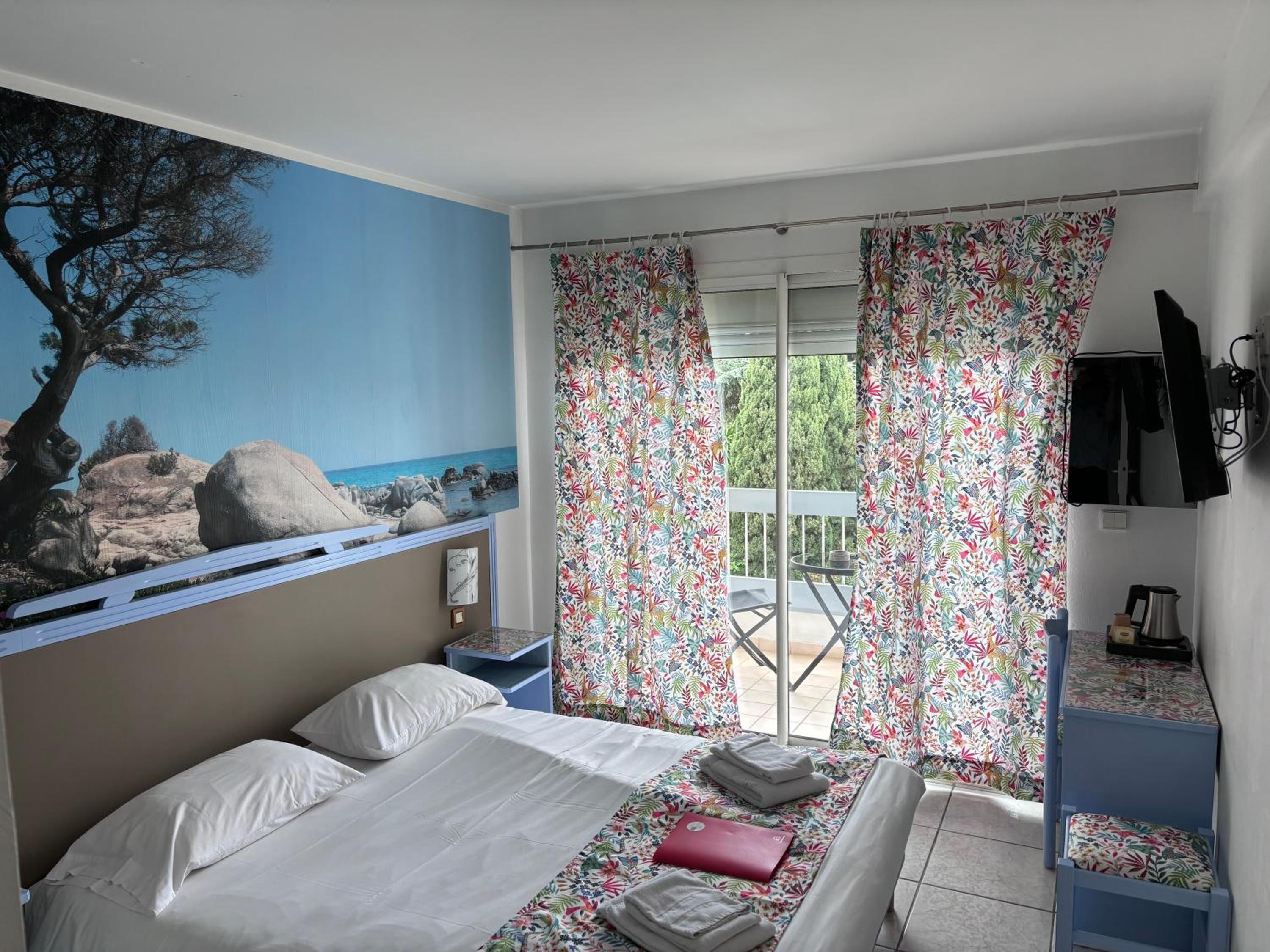 Superior Double or Twin Room with Balcony and Pool View - Photo 1