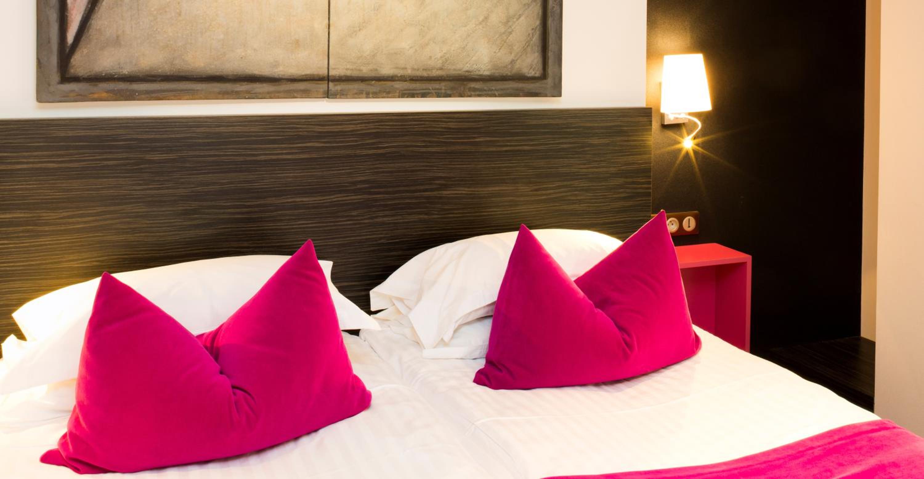 Large Premium Twin Room - Non-Smoking