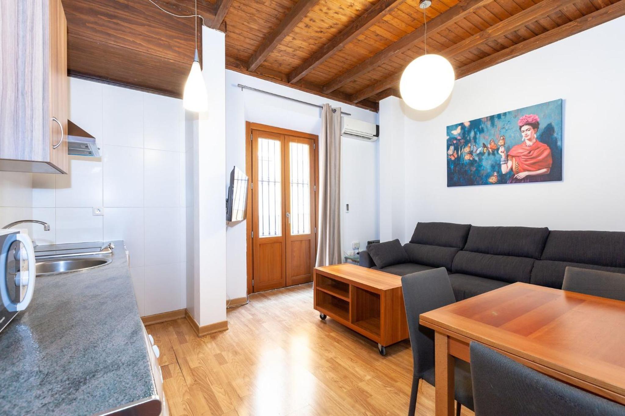 Apartamento de una habitación con balcón y vista a la ciudad