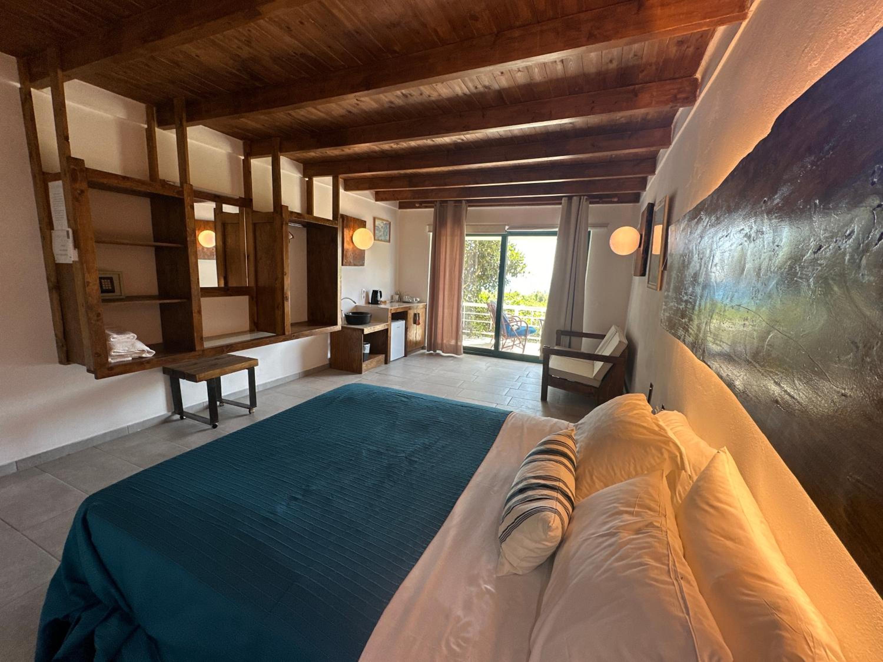 Junior Suite with Balcony - Photo 10