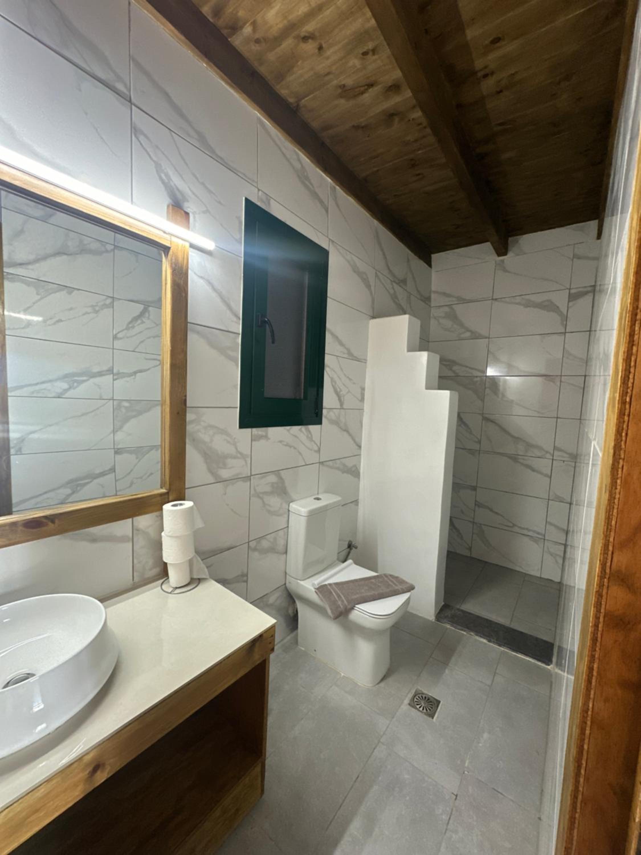 Junior Suite with Balcony - Photo 12