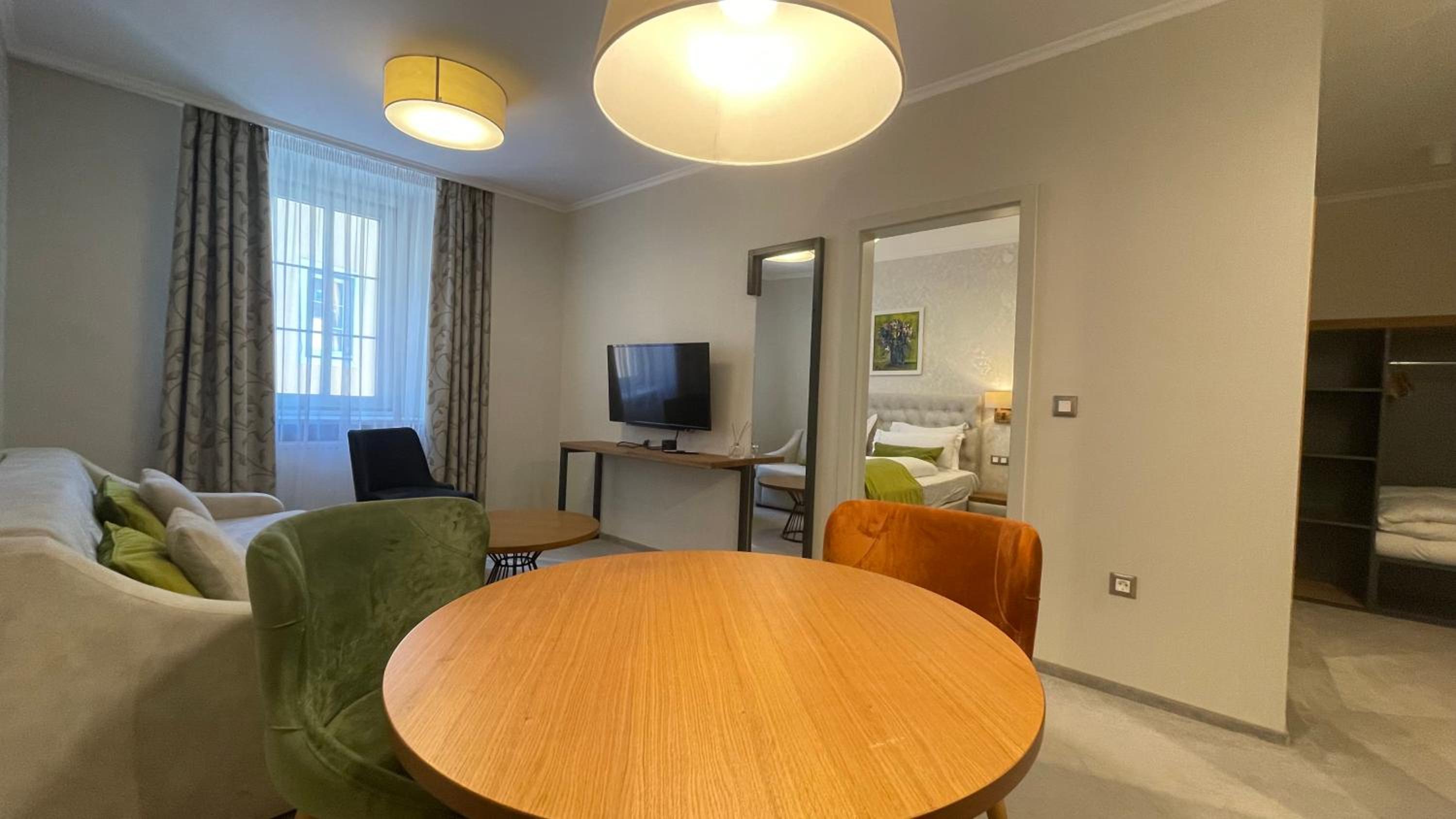One-Bedroom Apartment - Photo 2