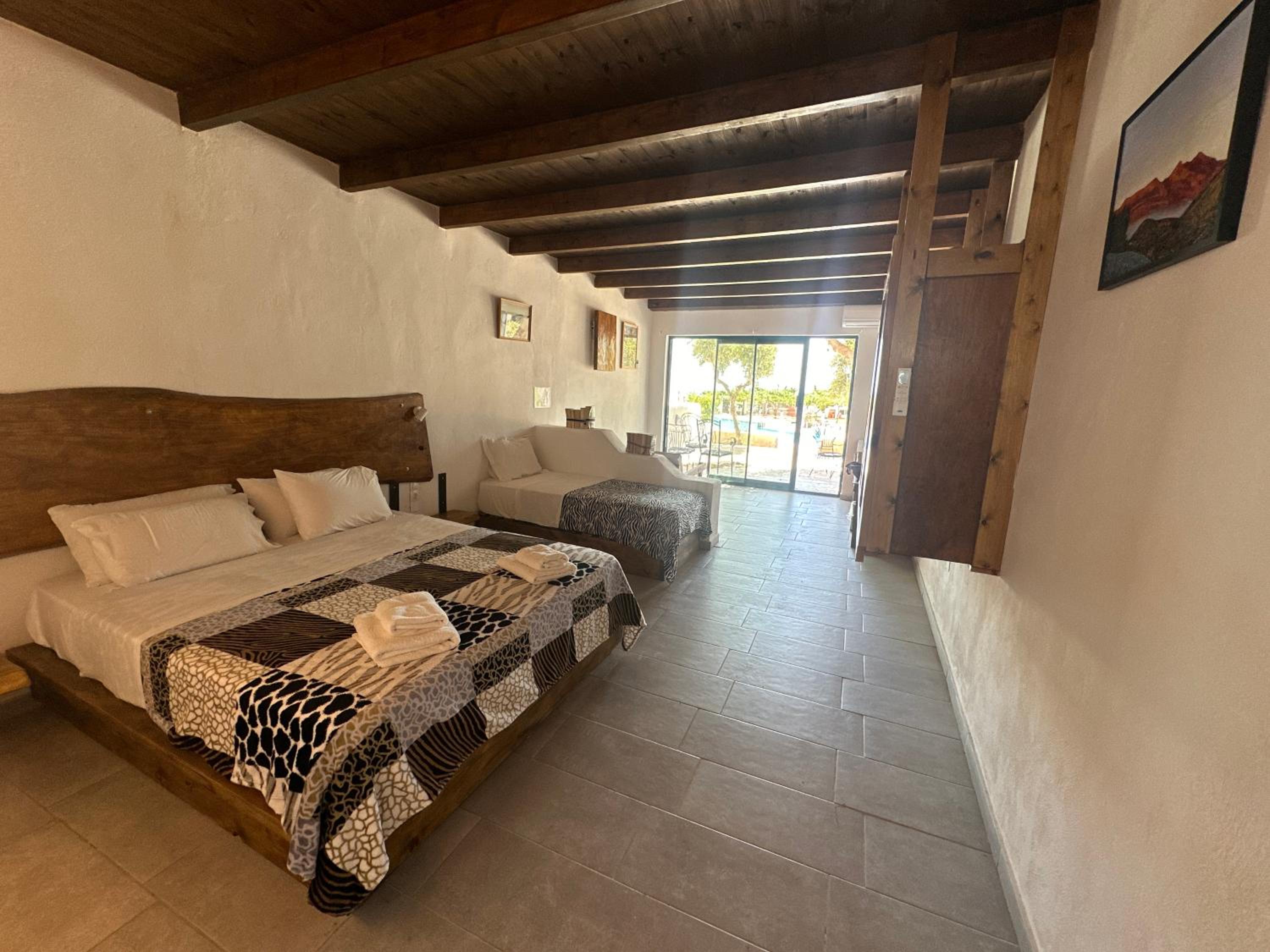 Junior Suite with Balcony - Photo 13