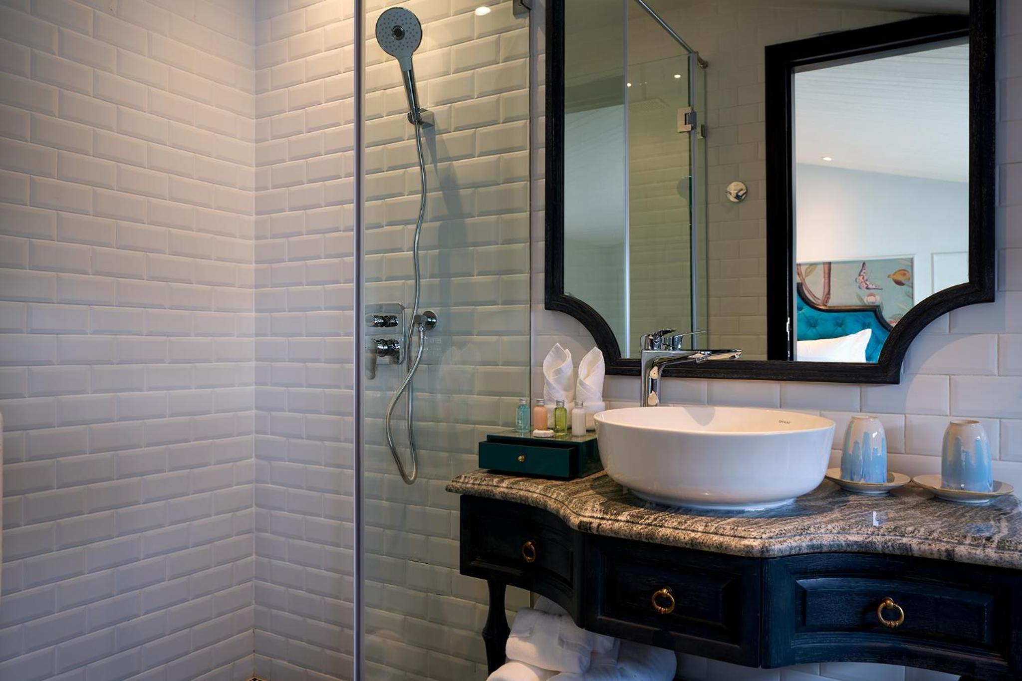 Deluxe Double or Twin Room with City View - Photo 6