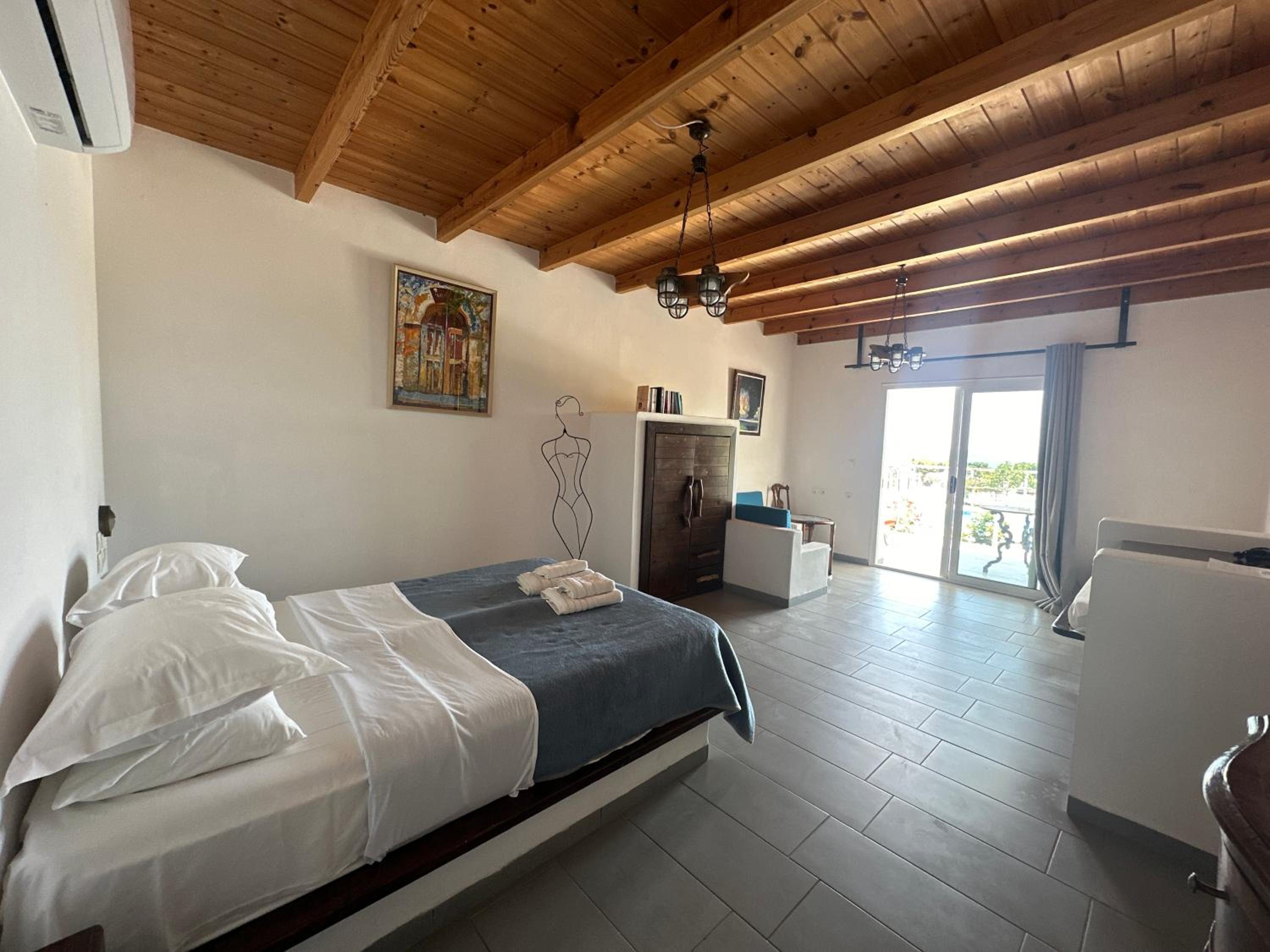 Junior Suite with Balcony - Photo 17
