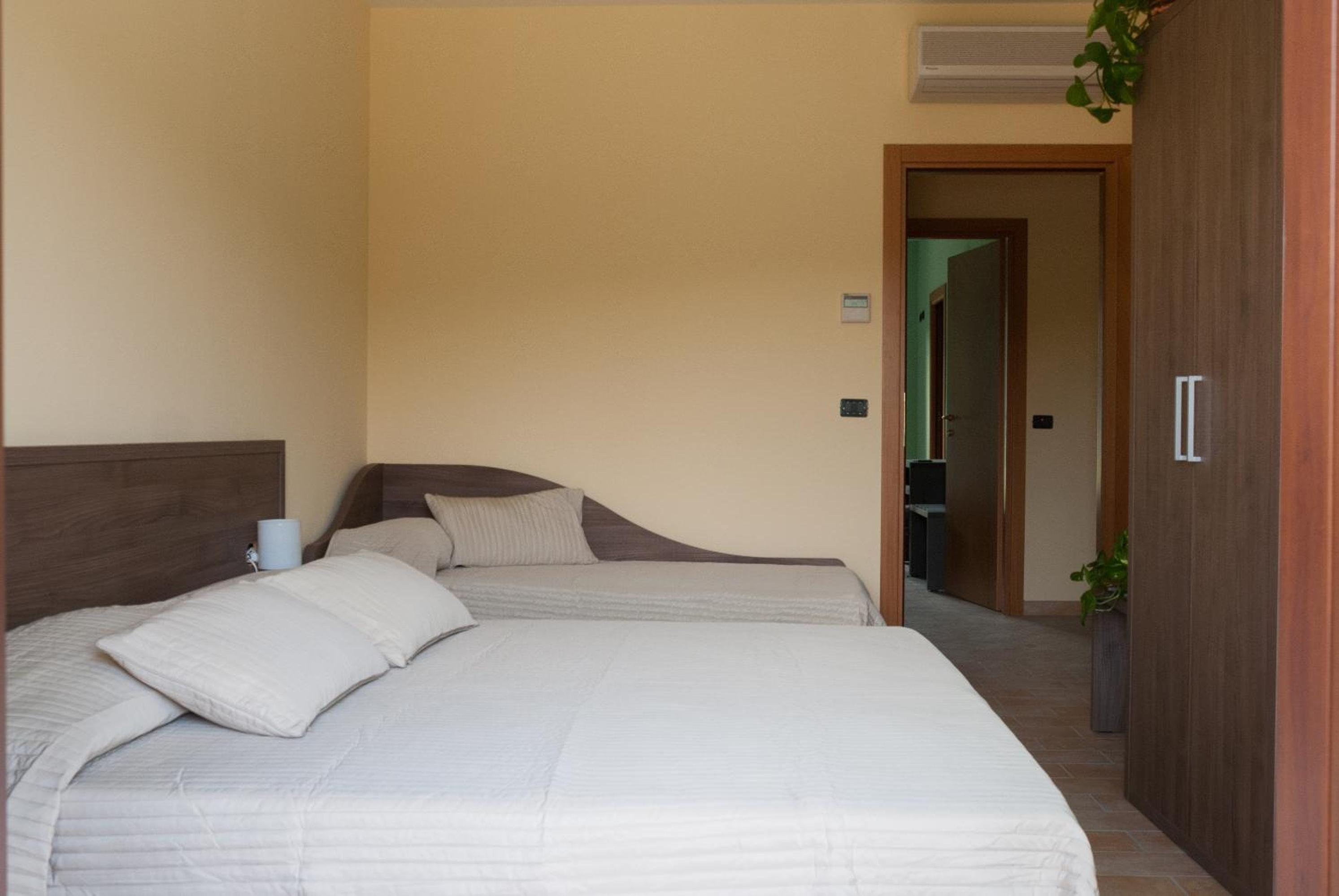 Quadruple Room with Balcony - Photo 3