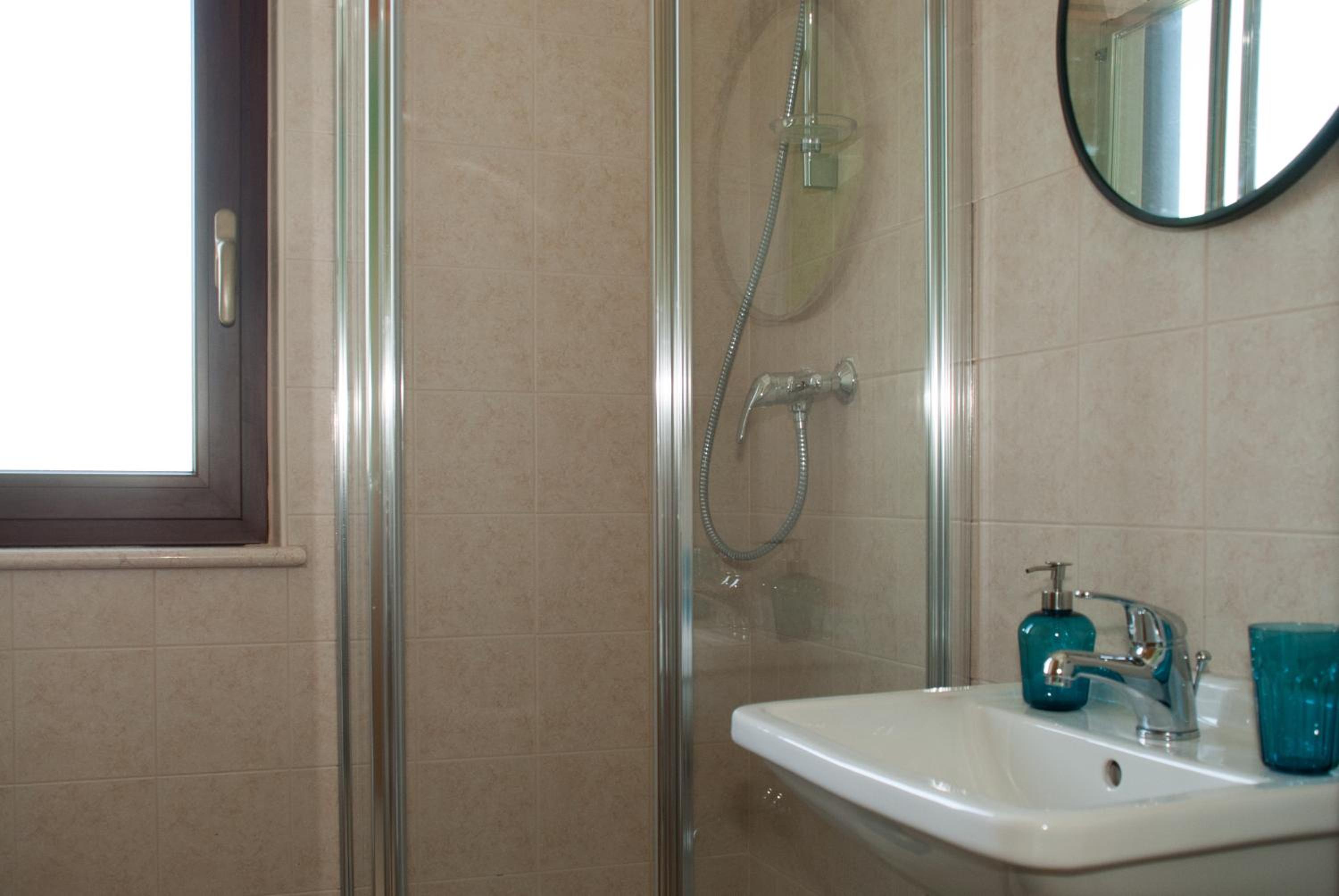Double Room with Balcony - Photo 4