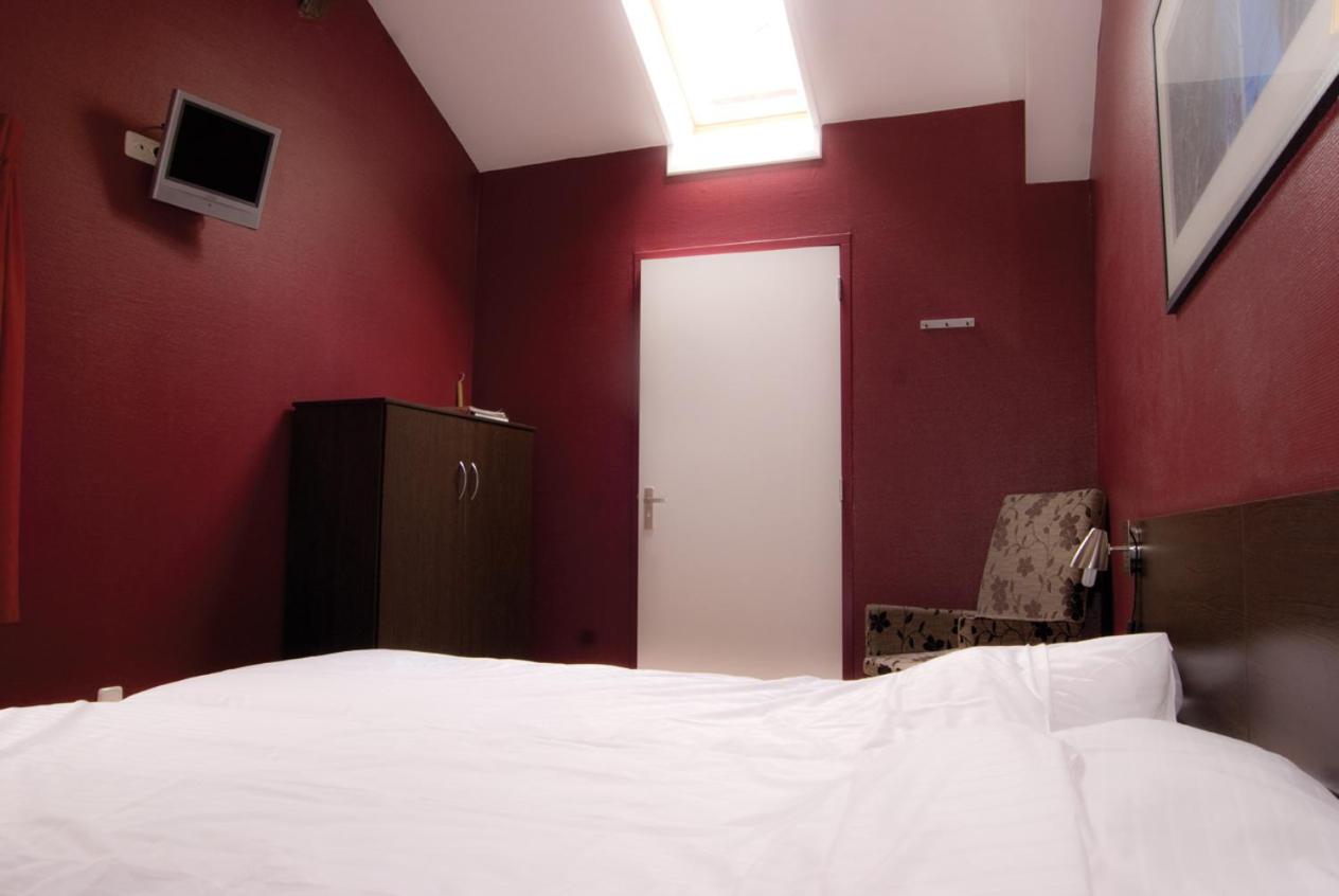 Twin Room with Private Bathroom - Photo 2