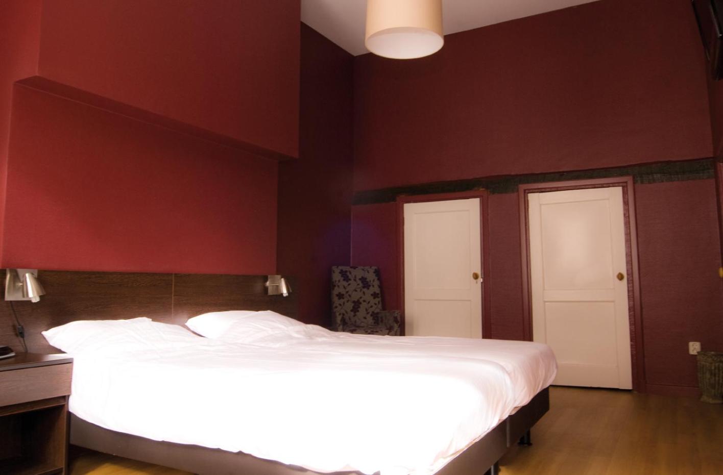 Twin Room with Bathroom - Photo 5