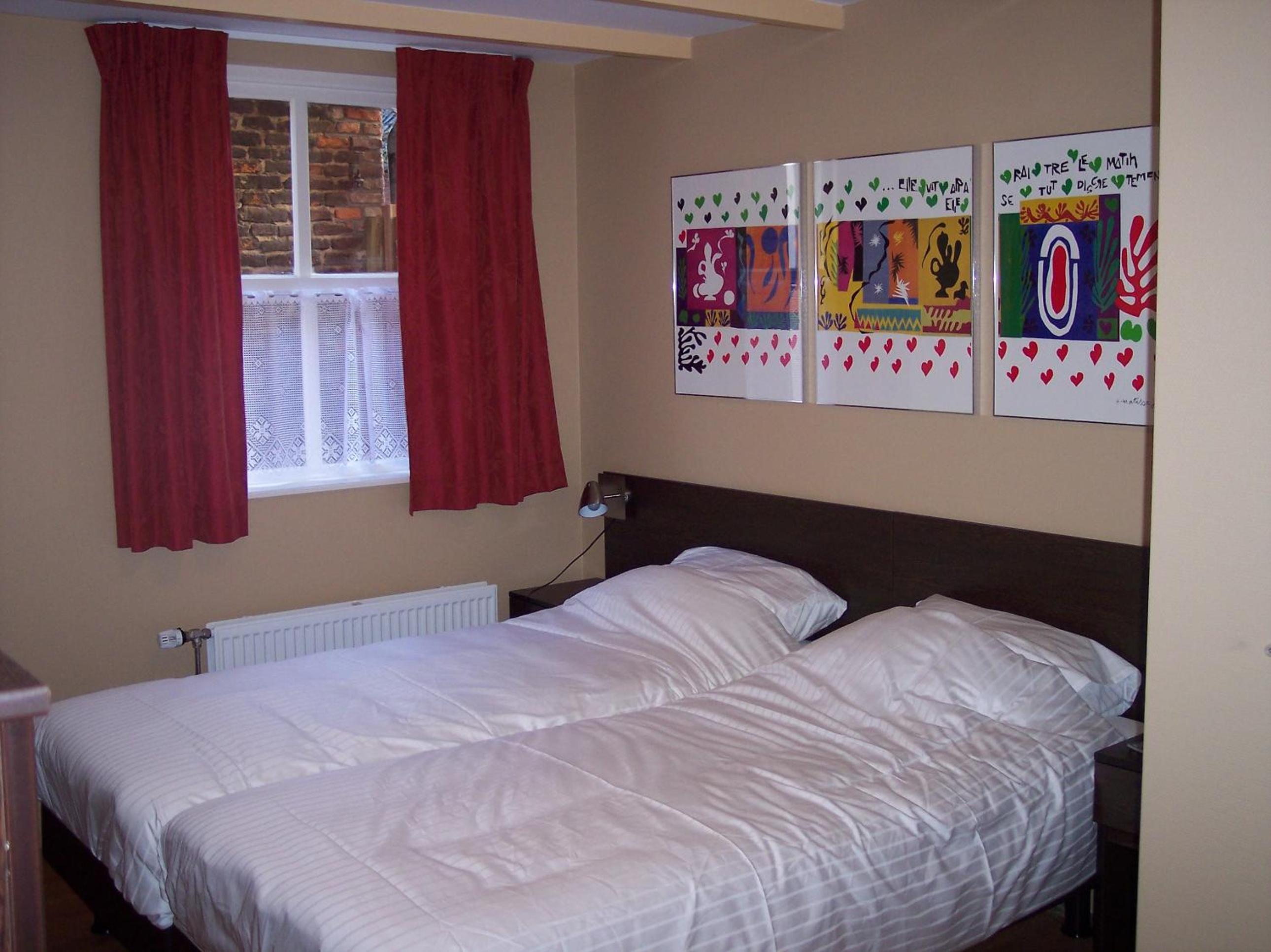 Twin Room with Private Bathroom - Photo 4