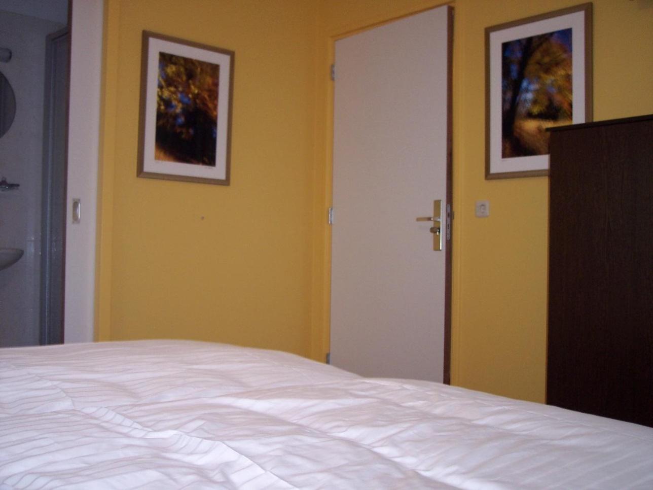 Twin Room with Private Bathroom - Photo 3