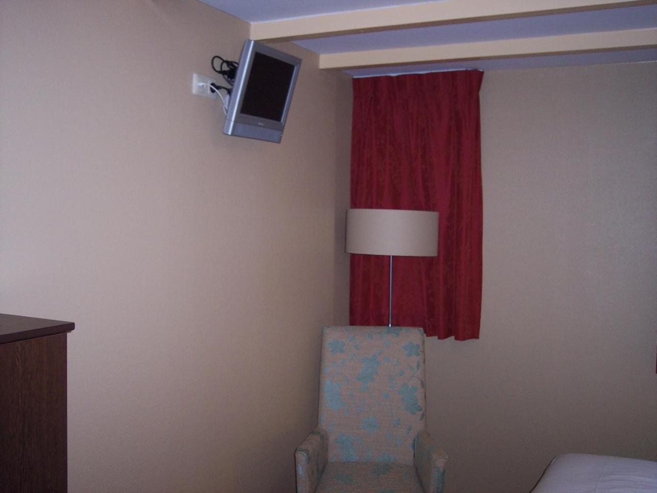 Twin Room with Private Bathroom - Photo 7