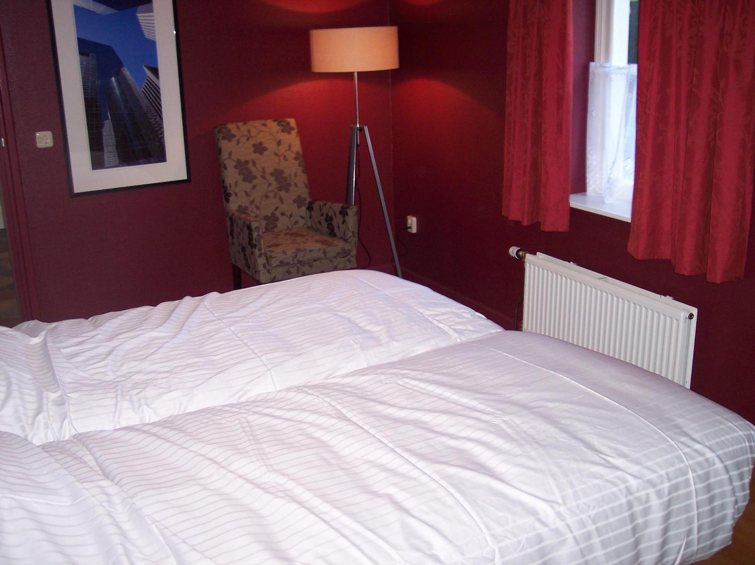 Twin Room with Bathroom - Photo 4
