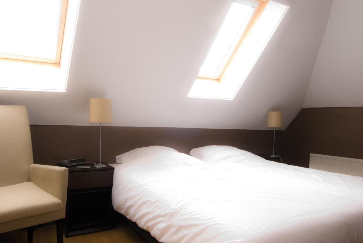 Twin Room with Private Bathroom - Photo 6