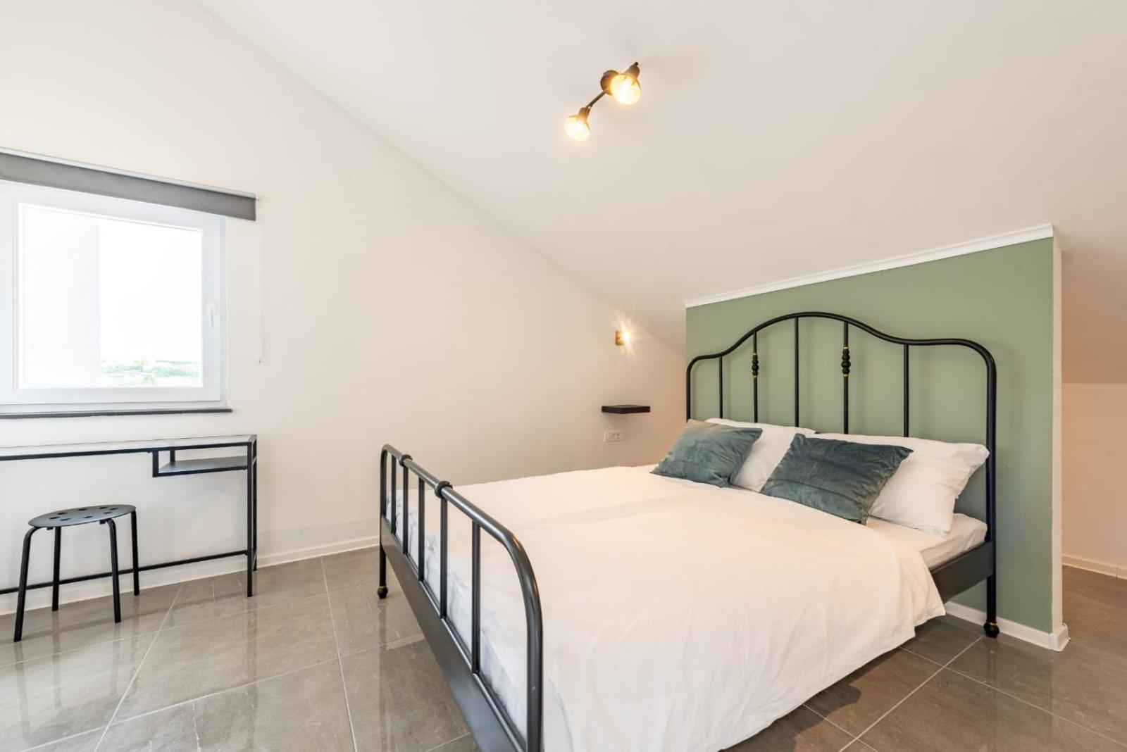 Deluxe Two-Bedroom Apartment with Garden View photo 2
