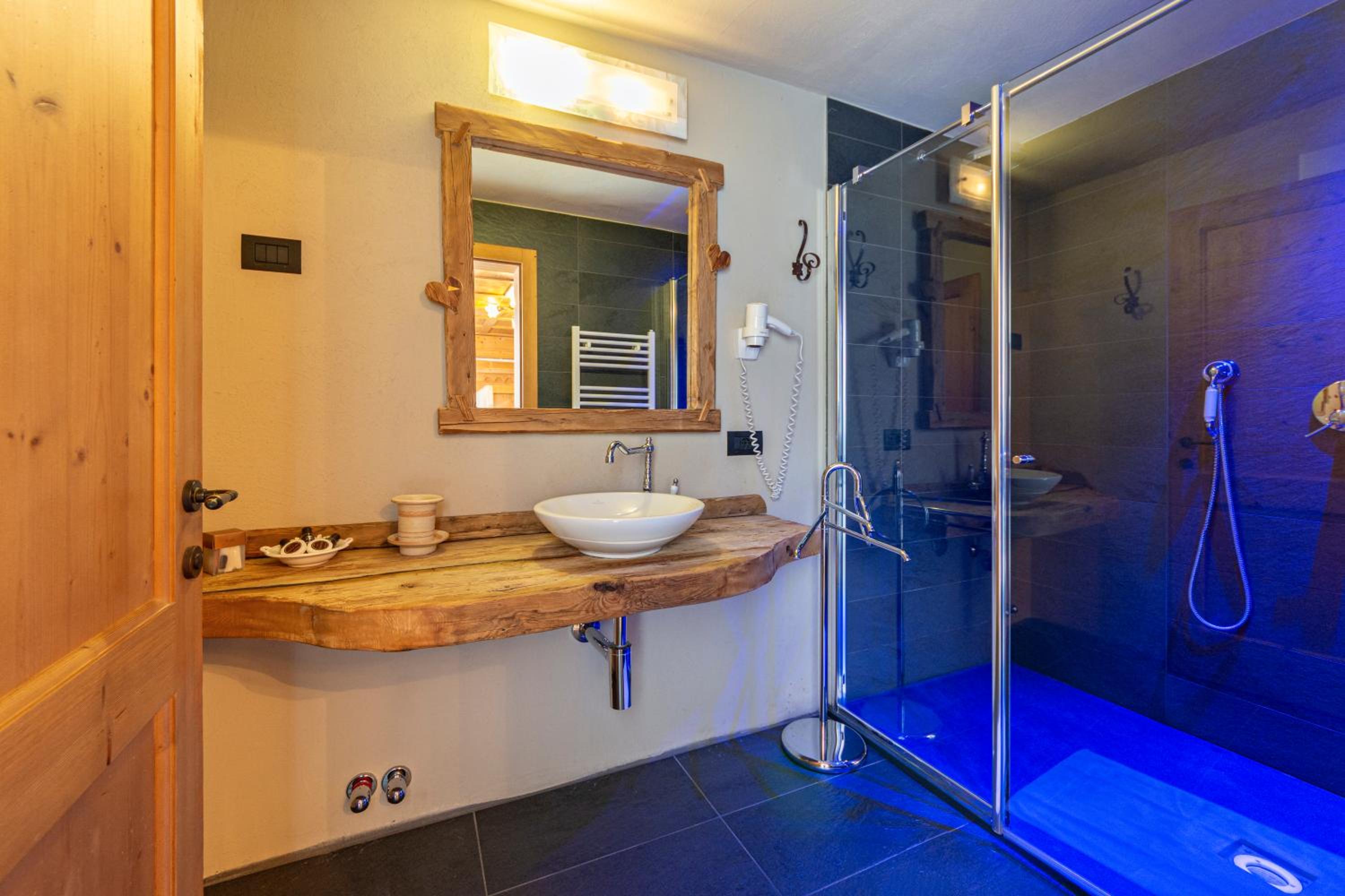 Deluxe Room - Photo 7
