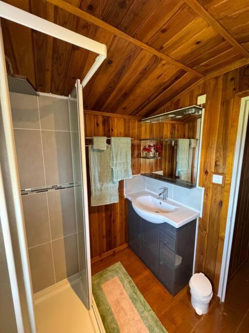 Six-Bedroom House photo 3