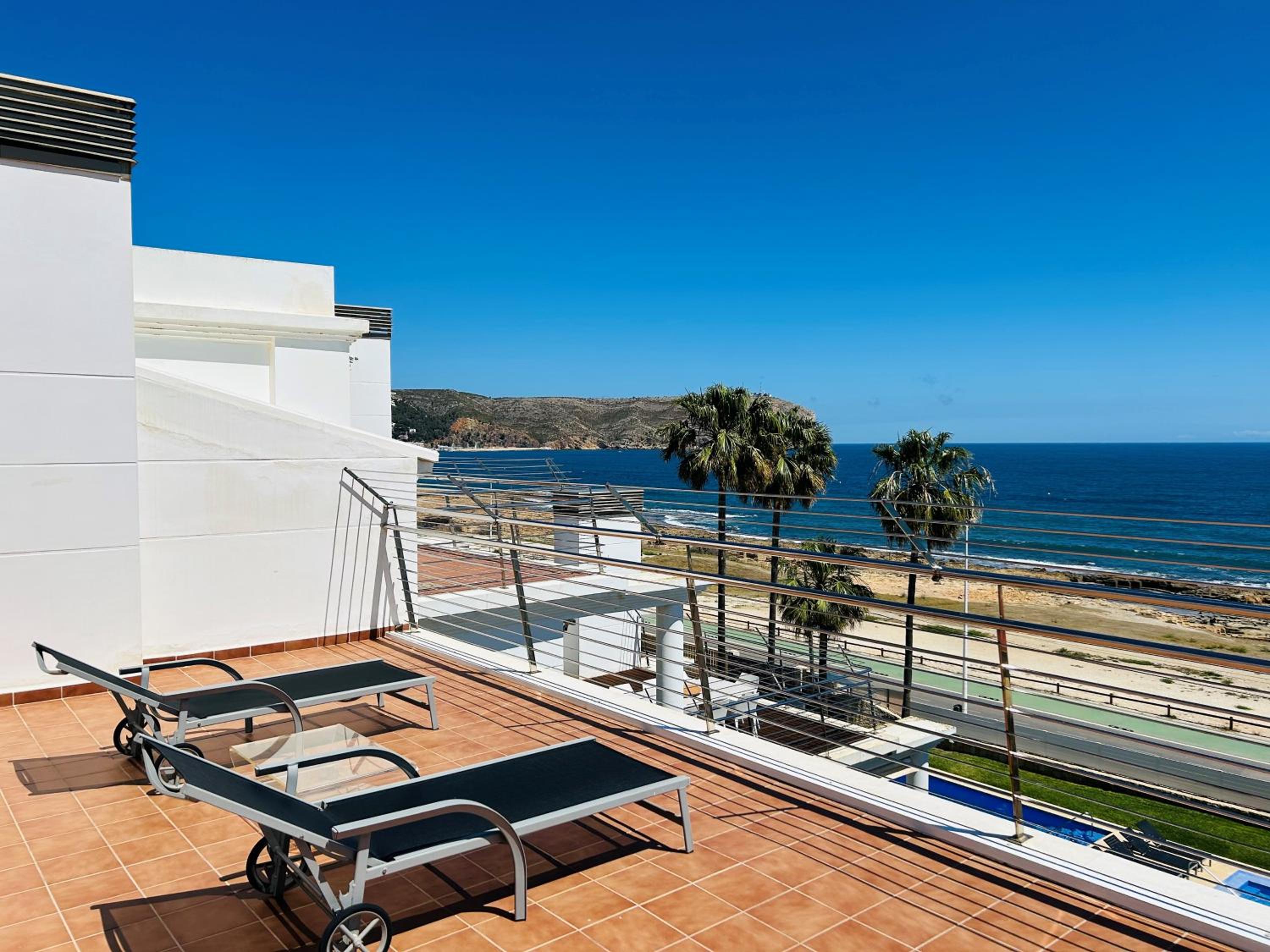 One-Bedroom Apartment with Balcony and Sea View photo 3