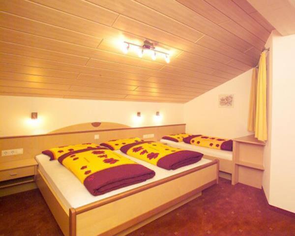Three-Bedroom Apartment with Shower photo 1