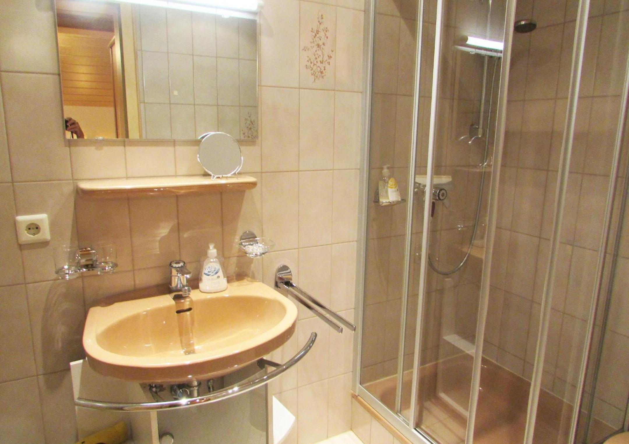 Three-Bedroom Apartment with Shower photo 2