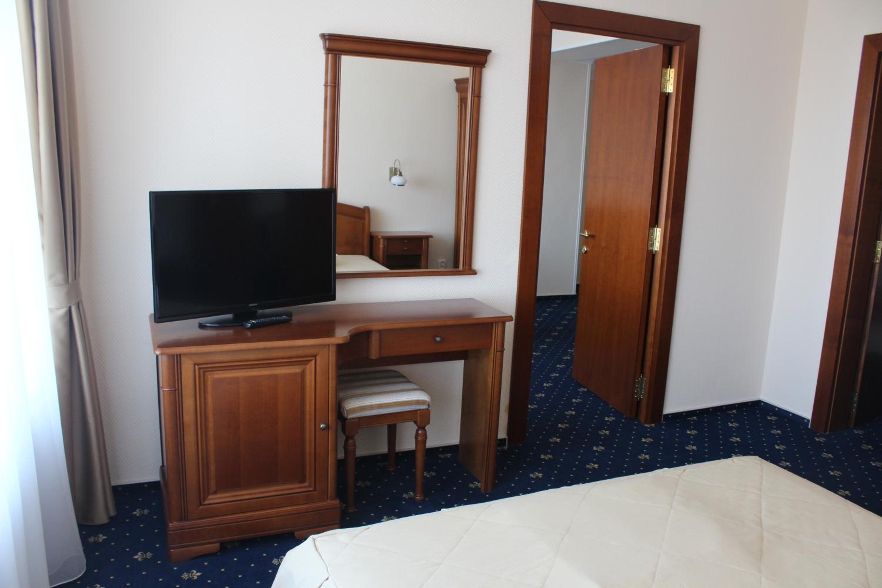 One-Bedroom Suite - Photo 4