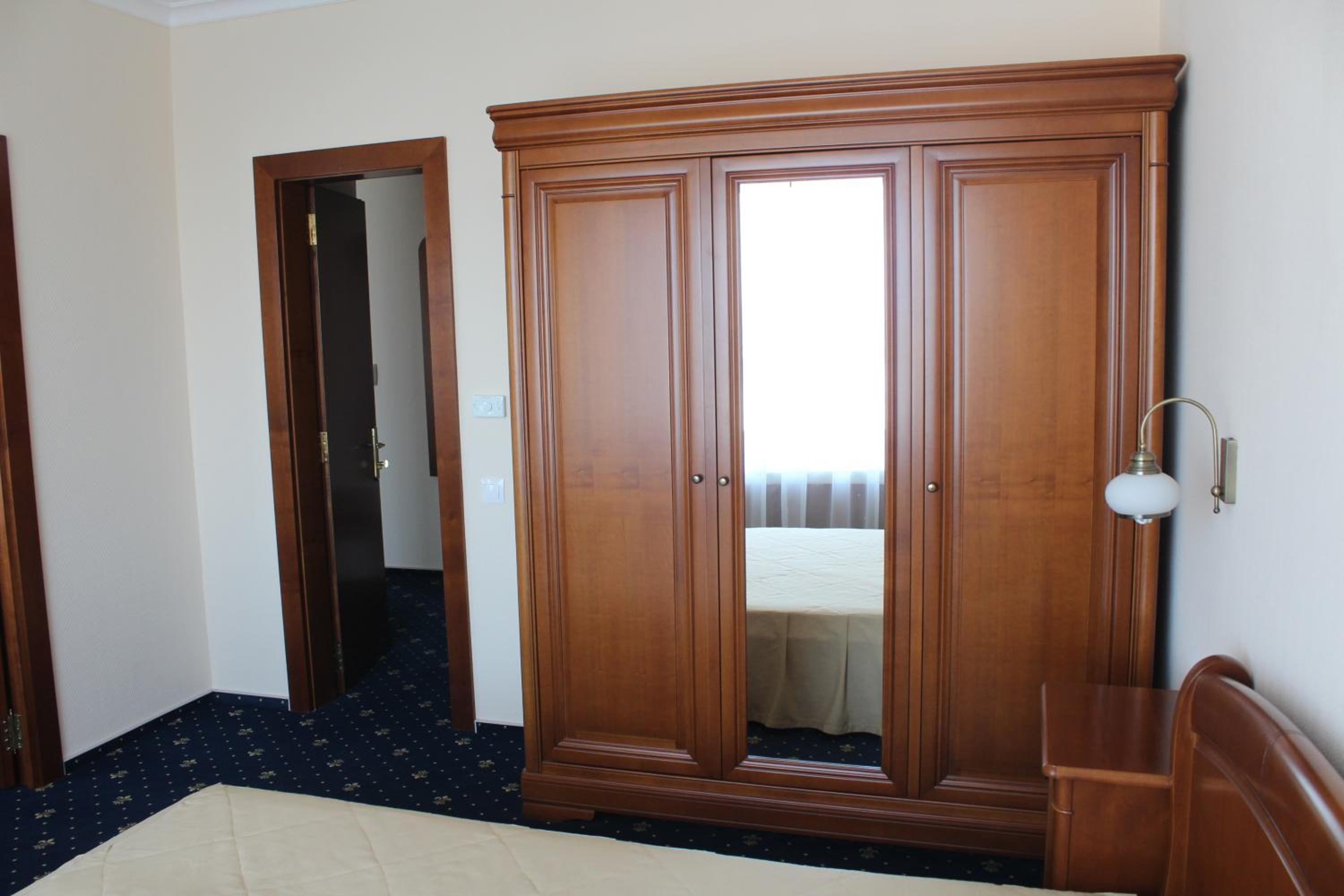 One-Bedroom Suite - Photo 3