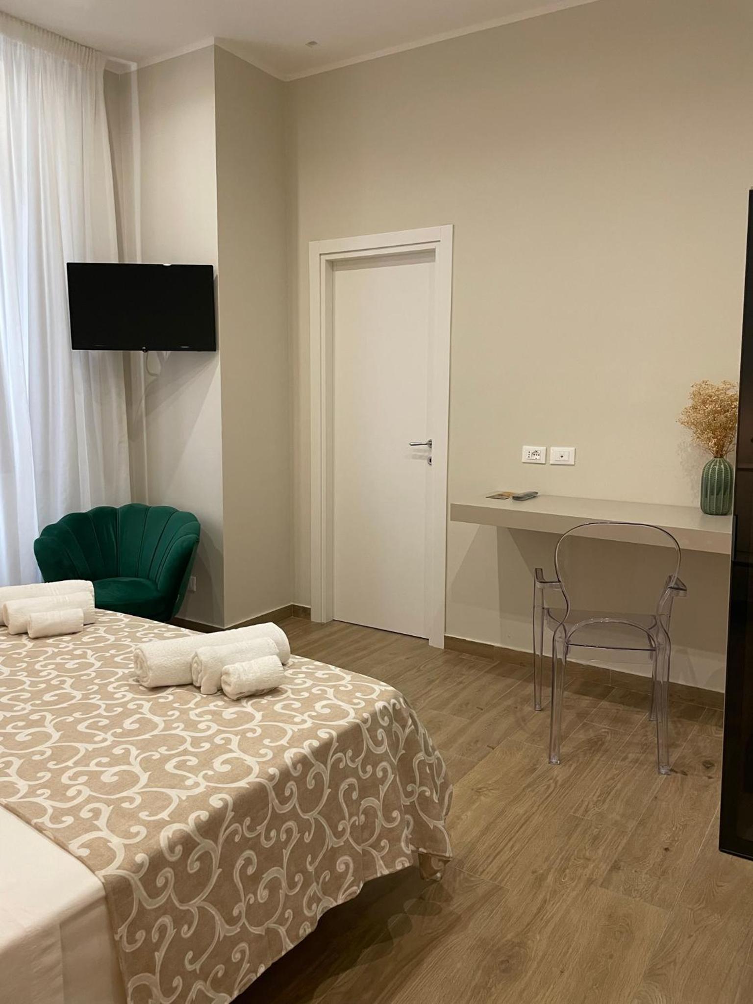 Large Double Room photo 2
