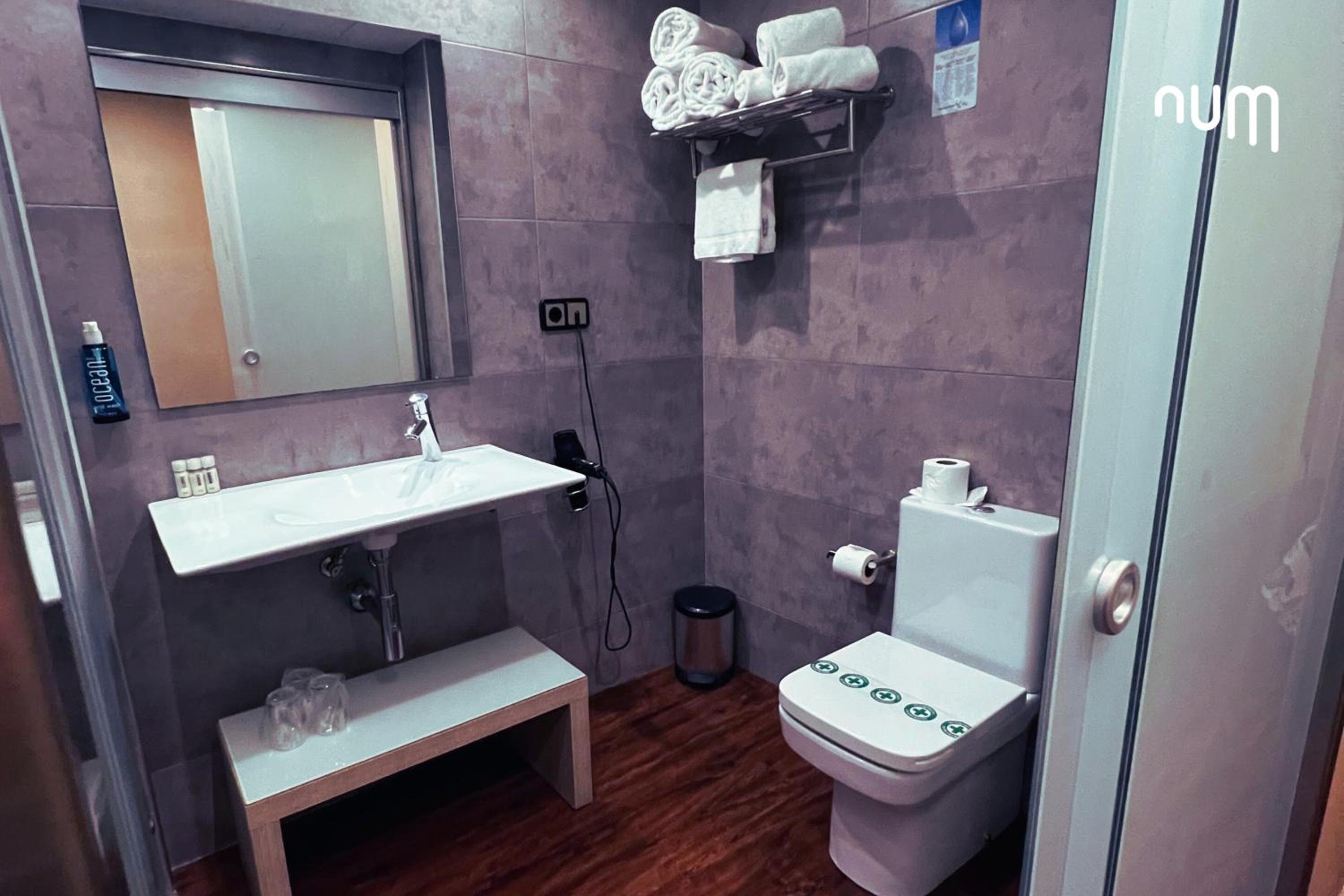 Double or Twin Room - Photo 7