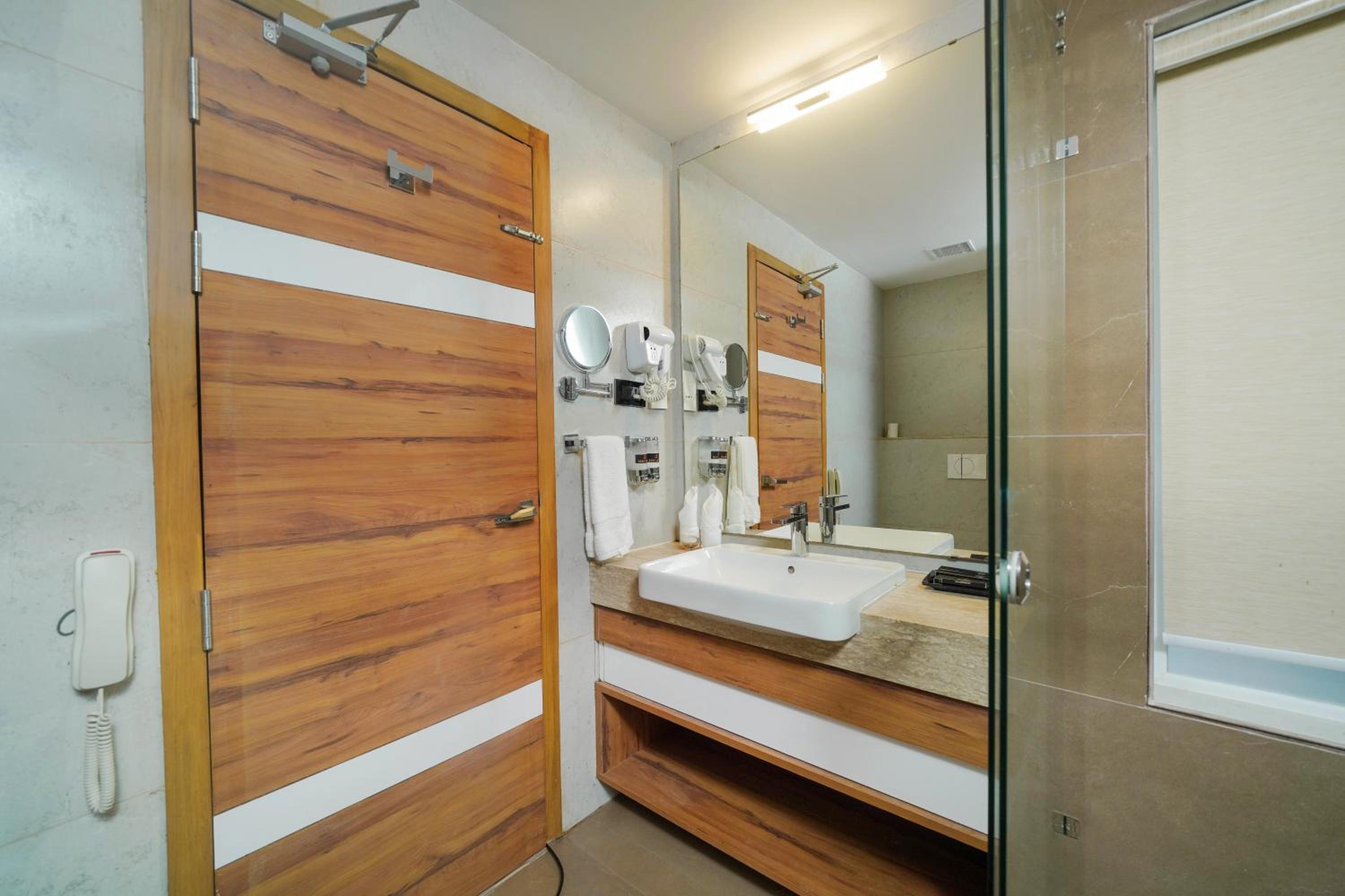 Deluxe Room with 15% off on session of 60 mins Spa