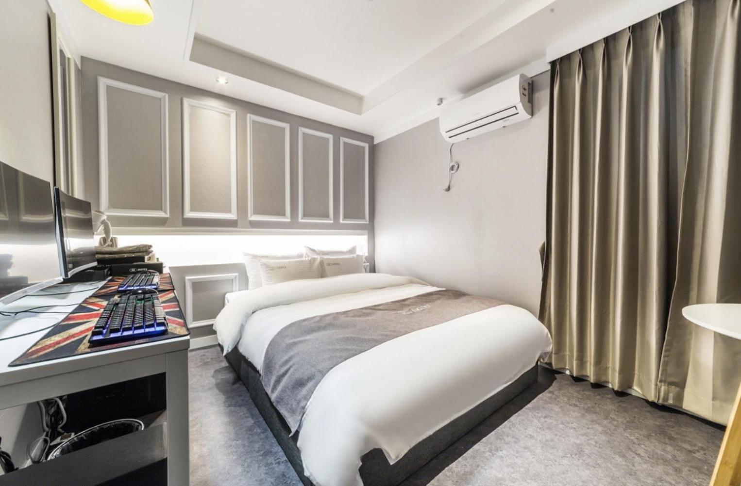 Couple PC room
