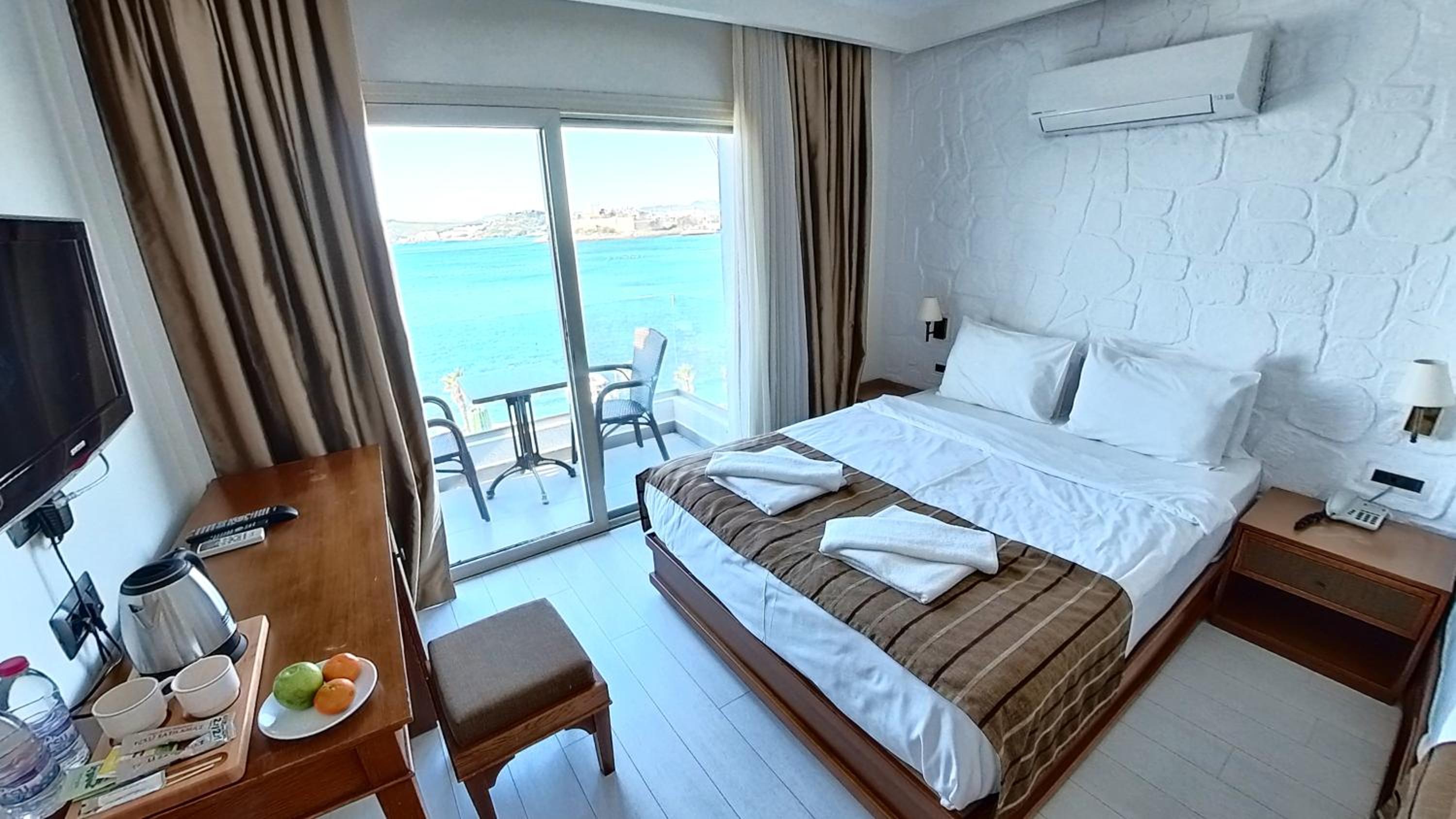 Deluxe Double Room with Balcony and Sea View - Photo 1
