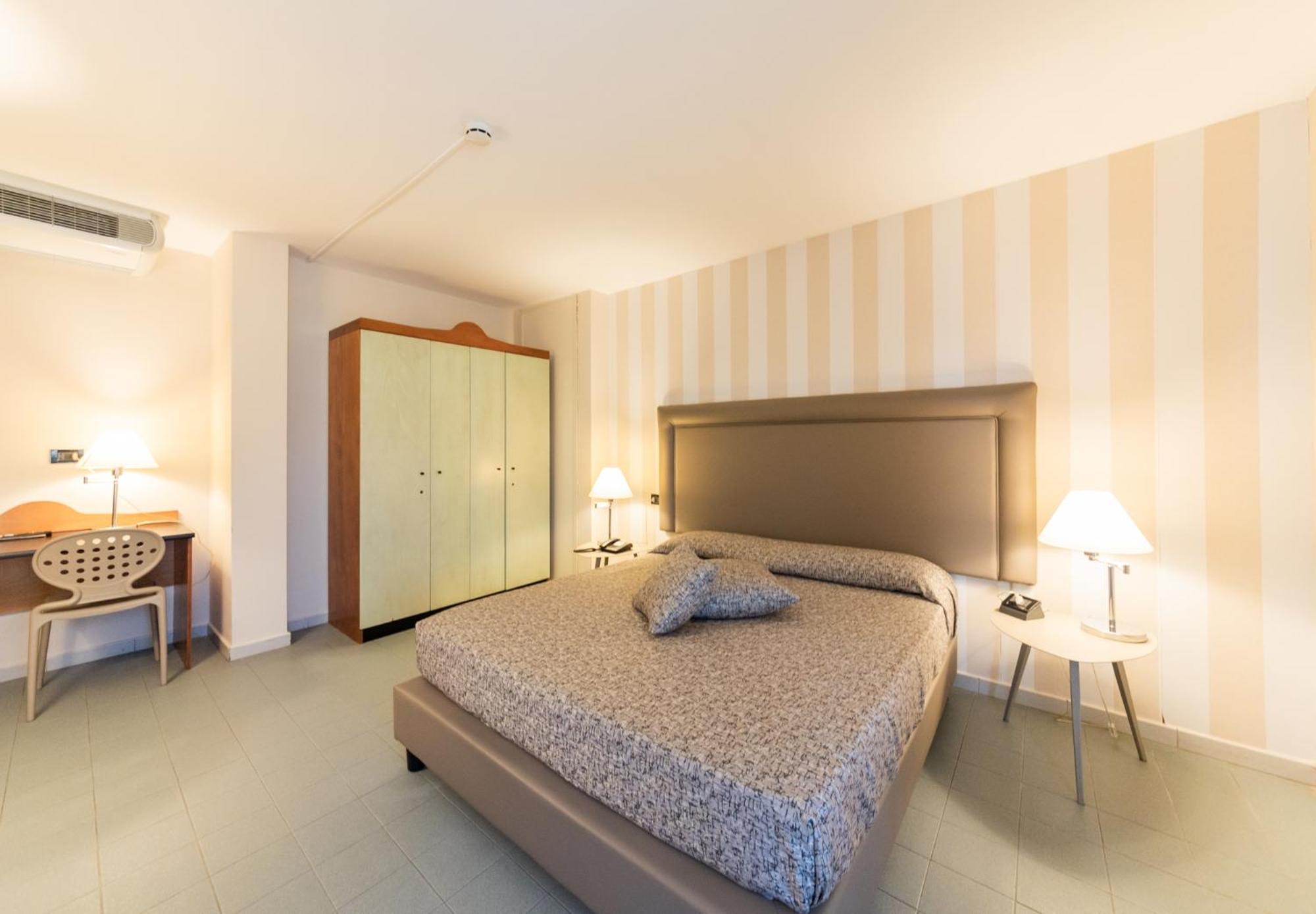Double Room - Photo 11