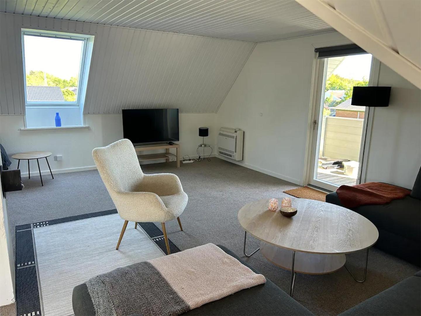 Five-Bedroom House photo 3